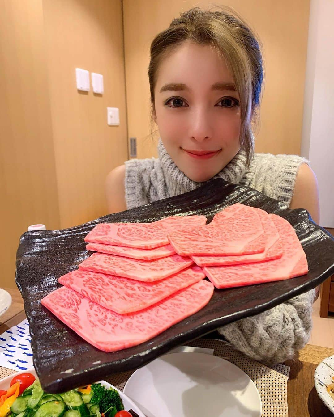 濱野りれさんのインスタグラム写真 - (濱野りれInstagram)「-— Happy year-end party surrounded by lots of vegetables and wonderful Wagyu🎉 If I eat too much, there is no regret of it👶 Thank you for having such a nice party💋@yuka_balancestyle -— 友達夫婦の家にお邪魔してきたよ👩‍❤️‍💋‍👩💖 大量の野菜とお肉のパーティーでヘルシー気分😊贅沢すぎるホームパーティーをありがとう✨来年もよろしくね☺️ -— #homeparty#yearendparty#yearend #kenzo#kenzoestate#rindo#ai#wagyu#holidayseason#holiday#holidaylook  #ホームパーティー#和牛#お肉大好き」12月30日 20時58分 - riregram