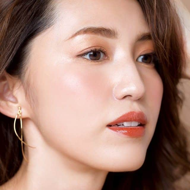 美的 Biteki's official Instagram! さんのインスタグラム写真 - (美的 Biteki's official Instagram! Instagram)「＼美容賢者57人が厳選／ 【コスメ大賞2019！アイシャドウパレットランキング】 ・ 今年もこの時期がやってきました！記念すべき令和の年間ベストコスメを発表します♪ 2019年も、新名品が続々誕生！最先端テクノロジーを駆使した“シワ改善部門”、効果実感抜群＆憧れの“ラグジュアリー部門”など、今話題の新部門も必見です！ ・ 今回は、様々な色味や質感で激戦の予感の「アイシャドウパレット部門」TOP5を発表します！ 定番ブラウンから攻めのレッドまで幅広いラインアップがランクイン！“目元が主役メイク”にかかせないアイテムです♪スウォッチとともに早速確認していきましょう！ ・ （気になるTOP5とスウォッチはスワイプしてチェック→） ・ ＼第1位／ THREE ディメンショナル ビジョン アイパレット 03（写真1・2枚目） ￥6,500 色、輝き、質感の異なる4色をセットした、スモーキーな琥珀カラーが美しいパレット。アンバークリスタルパウダー（左上）を重ねることで、目元に立体的な輝きを添える。“組み合わせ次第で何通りものアイメイクを楽しめる”と美容賢者からも大好評！ 【美容賢者のコメント】 「質感の異なる4色がセットされているので、メイクの幅が広がる」（黒田啓蔵さん） 「4色中何色を使っても、どの順番で重ねてもいい感じに決まる♪1品でナチュラルもモードもかなう、褒められ度アップ必至のアイテム」（野毛まゆりさん） ・ ＼第2位／ トム フォード ビューティ アイ カラー クォード 03A（3・4枚目） ￥9,200 上品発色、生ツヤ、赤みのタッグで色っぽい眼差しへ 【美容賢者のコメント】 「肌になめらかに密着するパウダーが秀逸。上質なパール感が自然な陰影を生み、優しい赤みが女性らしさを引き立てます」（KUBOKIさん） ・ ＼第3位／ セルヴォーク ヴォランタリーベイシス アイパレット 06（5・6枚目） ￥6,200 サンセットカラーで深みのあるニュアンスアイを演出 【美容賢者のコメント】 「グレーとオレンジの組み合わせが斬新。質感もマットすぎず、程よいツヤ感があってヘビロテ中です」（中山友恵さん） ・ ＼第4位／ Amplitude コンスピキュアス ダブルアイズ 01（7・8枚目） ￥6,000 “黒”のクリームベースで透明感と奥行きのある目元に 【美容賢者のコメント】 「透け感のある黒と、赤の重ねづけは今までのアイシャドウになかった新発想。未体験の透明感が生まれます」（齋藤 薫さん） ・ ＼第5位／ ジルスチュアート エターナルクチュール アイズ シマー 02（9・10枚目） ￥5,000 真珠を粉末化したパールが上品に艶めくガーリィピンク 【美容賢者のコメント】 「捨て色なし粉とびしないしっとりとした質感もタイプです」（深澤亜希さん） ・ 計算されたアイシャドウパレットで簡単に今っぽアイメイクに！是非お店でチェックしてみてくださいね♪ ・ #マイベストコスメ #bestcosme #ベストコスメ2019 #ベストコスメ #ジルスチュアート #エターナルクチュールアイズシマー #Amplitude #コンスピキュアスダブルアイズ01 #コンスピキュアスダブルアイズ #アンプリチュード #セルヴォーク #Celvoke #ヴォランタリーベイシスアイパレット06 #ヴォランタリーベイシスアイパレット #トムフォードビューティ #ボディヒート #THREE #ディメンショナルビジョンアイパレット03 #ディメンショナルビジョンアイパレット #instabeauty #bitekicom #コスメ #コスメ好きさんと繋がりたい #メイク好きさんと繋がりたい #美容 #美的 #美的メイク #メイク好き #コスメオタク #コスメ紹介」12月30日 21時00分 - bitekicom