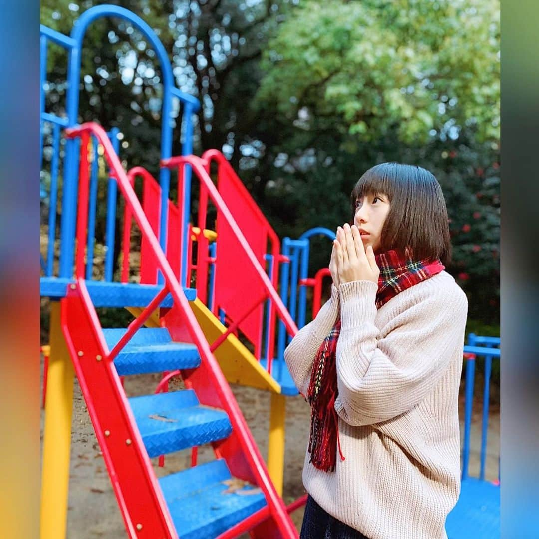 花田優里音さんのインスタグラム写真 - (花田優里音Instagram)「2019年はどんな年でしたか？ 私は、気持ちがたくさん揺れ動いて 自分を見失いそうになったりハッとしたり、 そして新たに考えること学びだしたこと だらけでした。 進路も1年前には考えてもいなかったところを 目指しています。 インプットの年でした。 大事に大事に自分の力にして 来年はアウトプットできるようにしていきます！ 応援してくださったり心配してくださったり 気にかけてくださったり笑わせてもらったり… なんか褒めてもらえたり😆 Instagramで繋がれていることが とっても励みになりました。 ありがとうございます😊 良いお年をお過ごしください。 来年もよろしくお願いします✨ . #写真 は #誰もいない #冬の公園  #マフラー #赤マフラー #シンプルコーデ  #手すり冷たっ！#でもそんなの遊びたい気持ちに関係ない  #カラフル遊具独り占め  #何歳？ #15歳 #受験生 #中3 #jc3  #2019 #年末 #ありがとうございました  #風邪ひかないようにね #食べ過ぎないようにね  #お餅食べたい #おせち食べたい  #チョコレート食べたい(←関係ない)  #良いお年を #来年もよろしくお願いします」12月30日 21時01分 - yurine_hanada