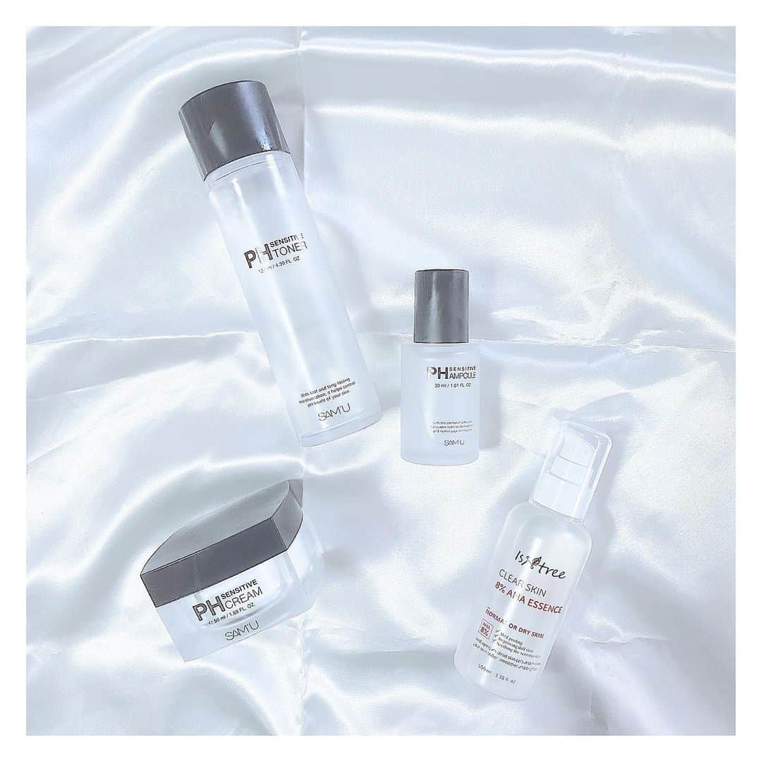 津久江麻由のインスタグラム：「. . - 2019 BEST HIT SKINCARE - ニキビが顎周り・おでこ・頬に 大量にできて 皮膚科に何度も通い、、飲み薬、塗り薬💊 . @megood_beauty  のレビューを見て 皆ニキビが治ってるの見て 購入したPHシリーズ👏 . 高い化粧水とかばっか使ってても 自分の肌に合ったの使わないと意味ないし、 アンチエイジングの化粧水とかは 栄養？が入りすぎてニキビできるの気づいた！ . PHシリーズとAHAは、全部 お値段安いのに ニキビにめちゃくちゃ効く！！ おでこ・頬のニキビはもう無くて あと少し顎周りに少しあるくらい🤏 . 最初はPHトナー・PHクリームだけ買って 良かったからAHA買って PHアンプルは完売でずっと買えなくて 最近手に入れたけど 凄い保湿してくれて翌朝の洗顔で 顔がちゅるちゅるなのが分かる！ . 出会えて良かったMEGOOD_beauty 🥺🖤 . . . @_megbaby_ . .  #samu #韓国コスメ #韓国コスメ購入品 #韓国コスメ好きな人と繋がりたい #韓国スキンケア #スウィートインスタ #韓国美容 #韓国化粧品 #美白ケア #ニキビ #ニキビ跡 #ニキビケア #お気に入りコスメ #コスメ大好き #メイク好き #デパコス #コスメ紹介 #コスメ  #今日のメイク  #今日のコスメ #プチプラコスメ #メイク好きさんと繋がりたい #コスメ好きさんと繋がりたい #いいね返し #アイメイク #おすすめコスメ #コスメ好き #メイク好き #ドラコス #スキンケア」