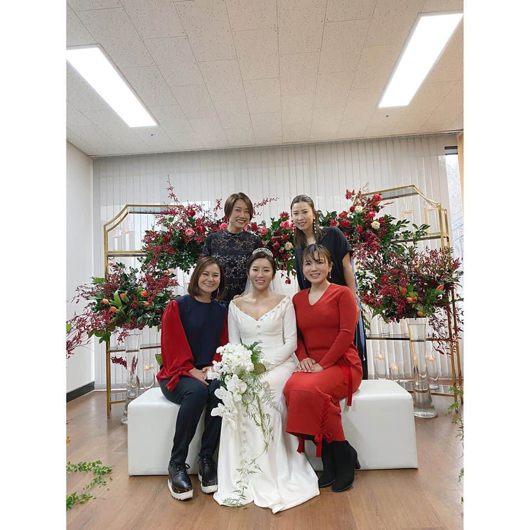 有村智恵さんのインスタグラム写真 - (有村智恵Instagram)「ボミ、本当に本当に結婚おめでとう🎊！！ ボミの幸せそうな顔を見る事ができて、私もとても嬉しかったです！！ 旦那様もご家族の方も本当に優しそうでボミへの愛情に溢れる気持ちが伝わってきて、胸がいっぱいになる１日でした❤️ ボミ、幸せになってね！！！ We went to wedding party of @bomee.lee !!!!! Their smile made us happy!!:) We wish her and her family’s happiness 😉💕 #weddingparty #leebomee #congratulations #イボミ　#結婚パーティー」12月30日 21時03分 - chiearimura