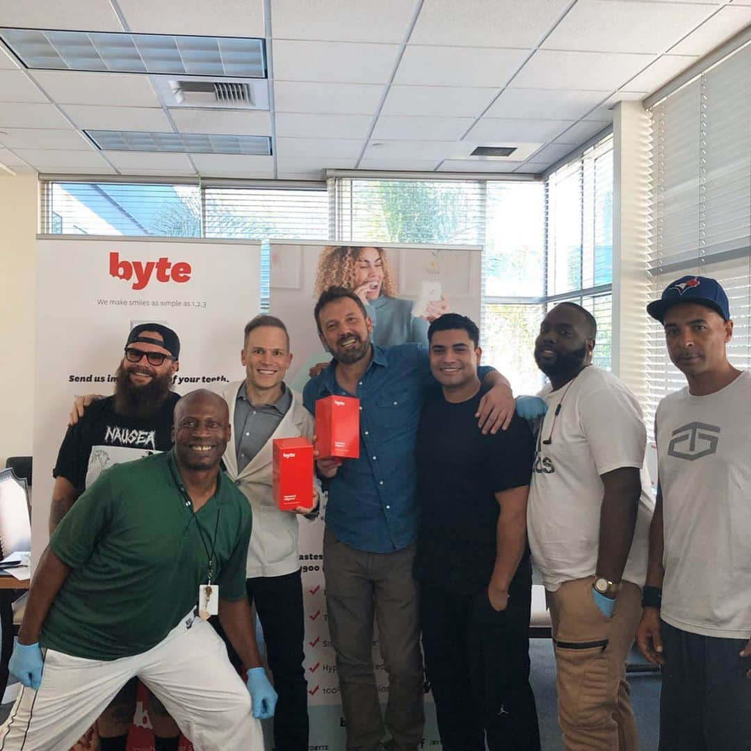 ベン・アフレックのインスタグラム：「I recently had the opportunity to return to @themidnightmission, joining graduates for "byte day" with @byteofficial and @drjonmarashi who are helping provide dental care to those in need. This partnership is committed to bringing 10,000 smiles to those in need through the program, and it was a pleasure to be a part of this. Find out more about the Midnight Mission and donate now by checking out the link in my bio. #MidnightMission #bytecares」