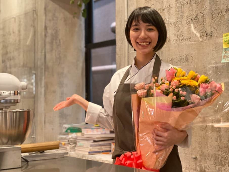 吉谷彩子さんのインスタグラム写真 - (吉谷彩子Instagram)「グランメゾン東京を最後までご視聴してくださった皆さん、　 本当にありがとうございました。  私の演じた松井萌絵は人をイラッとさせる、でも憎めない。  正直言って今までやった役柄で一番難しかったです。  塚原監督に個性的な美大生のような見た目のイメージと言われ、 自分なりに美大の生徒を見に行ったり研究はしたのですが、  四話の萌絵のセリフにもあった、 「私は見た目を作っただけ」 本当にその通りでした。  でも、 現場のスタッフや 木村さんはじめとするキャストの皆さんと 「松井萌絵だったら、こんな感じで言うんじゃない？」「こんな事をするんじゃない？」 と、たくさんヒントを出し合い、 答え合わせをして、 松井萌絵という役が完成しました。  中にはただ、ムカつくという厳しい意見の方もいらっしゃると思います。  ですが、私はみんなで作り上げたこの松井萌絵という女性を心から愛しています。  松井萌絵を最後まで演じ切れた事、 とても誇りに思っています。  そして、最後までグランメゾン東京を 応援して下さった皆さん、 本当に感謝します。  本当にありがとうございました☺️ 松井萌絵こと吉谷彩子  #グランメゾン東京 #松井萌絵 #本当にありがとう」12月30日 21時06分 - ayako_yoshitani