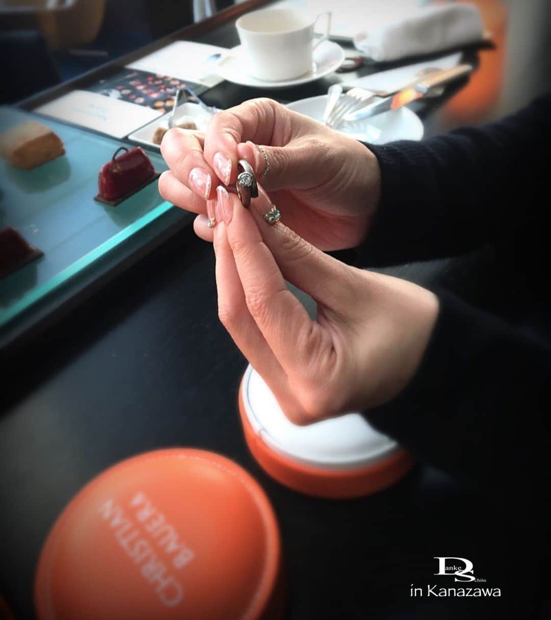 Danke schön ダンケ 金沢 結婚指輪 鍛造さんのインスタグラム写真 - (Danke schön ダンケ 金沢 結婚指輪 鍛造Instagram)「・ ・ 大切な記念の指輪を お届けに… ・ ・ で ・ ・ 選んだ場所が #コンラッド東京 ・ ・ で 記念撮影‼︎ ・ ・ 📷2: #アフターヌーンティー しながらお引き渡しの儀 ・ ・ 📷3:4 アレ？この指輪…？の Danke sisters😁みたいでしょ‼︎ 誰かさんとお揃いRing😆😆😆 ・ ・ 実は今回のお引き渡しの お客様は女性お一人 ・ ・ 自分へのご褒美Ring これからも頑張る自分に…へ ・ ・ で！ 探しだしたと言う以上に見出した指輪。 ・ ・ 出会いは1年前 1通のメールから ・ ・ で‼︎ ・ ・ 長文の 熱烈な猛Loveコールを頂き ・ ・ 全てに芯があり 全てに心が伝わってくる 彼女 ・ ・ そんな中で芽生えた 距離を距離と感じない関係性🤝 ・ ・ だから 今回余計に直接のお引き渡しが したかったのです。 ・ ・ 熱量のあるお客様は やっぱり好きだし着地が指輪で 終わらないから楽しい ・ ・ そして まだまだ続く『真円物語』 ・ ・ こう言うお客様が居てくださって Dankeと言う店は磨かれ 又！活かされると気付かせて頂きました。 ・ ・ 2019年本当に最後の最後 目標としていた事がこのお客様の おかげで叶える事が出来ました🙇🏻‍♂️ ・ ・ 又！記憶に残るエピソードが 生まれ出会いに感謝しつつ 2019年仕事納めが出来た事は この環境は幸せな事だとも思います。 ・ ・ 2019年皆様Instagramをご覧頂きまして 誠にありがとうございました。 ・ ・ では👋🏻 ・ ・ 又！ 2020年お楽しみ…！ ありがとうございました。店主🙇🏻‍♂️ ・ ・ ・ ▪︎ 年明け ▪︎ 1月3日(金)am11:00〜pm7:00 1月4日(土)am11:00 〜pm7:00 1月5日(日)am 11:00〜pm7:00 ・ ・ ※ 9日(木) 定休日までは そのまま通常営業致します。 ・ ・ ※ 時間帯が少し変則営業となります。 ご相談頂ければ対応可能な場合もあります。 ・ ・ ※ 御来店御予約 ※ Instagramダイレクトメッセージからでも承ります。 ・ ・ ・ 鍛造削り出し 🇩🇪クリスチャンバウアー 専門店 『  Danke schön 』 ・ ・ ・ ——Danke————————————— ▪︎トップページ 🔜 @danke2005 ———————————schön———— ・ ・ ・ #クリスチャンバウアー #ドイツ製 #経年変化を楽しむ#christianbauer_kanazawa #クリスチャンバウアー金沢 #金沢結婚指輪 #結婚指輪 #婚約指輪 #指輪 #北陸花嫁  #結婚指輪選び  #鍛造 #ダイヤモンドリング　#ブライダルリング  #結婚指輪探し #ポルシェ #メルセデスベンツ #金沢クリスチャンバウアー  #年末年始営業  #2020夏婚 #結婚記念日 #切削 #ポリッシュ #結婚指輪金沢  #結婚指輪探し  #サプライズ #福井結婚指輪 #富山結婚指輪 ------------------------------------------ 鍛造削り出し 🇩🇪クリスチャンバウアー 専門店 『  Danke schön 』 ・ • 営業時間 am11:00〜pm9:00 • 定休日 : 木曜日 • 駐車場 : 店舗前OK • ご予約 : 優先 ・ ・ ——Danke————————————— ▪︎トップページ 🔜 @danke2005 ———————————schön————」12月30日 21時16分 - danke2005