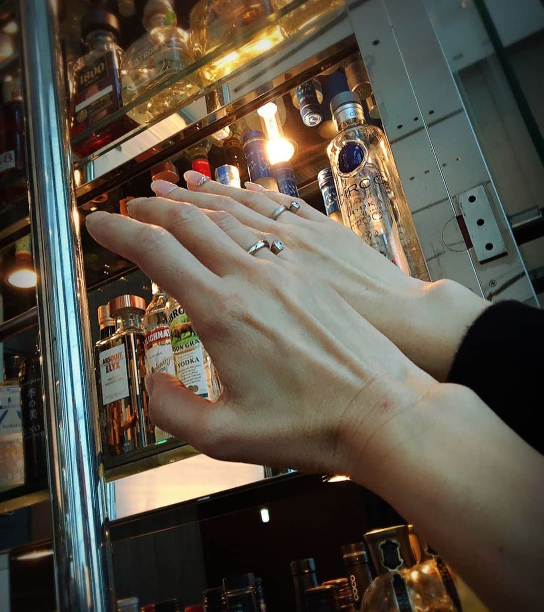 Danke schön ダンケ 金沢 結婚指輪 鍛造さんのインスタグラム写真 - (Danke schön ダンケ 金沢 結婚指輪 鍛造Instagram)「・ ・ 大切な記念の指輪を お届けに… ・ ・ で ・ ・ 選んだ場所が #コンラッド東京 ・ ・ で 記念撮影‼︎ ・ ・ 📷2: #アフターヌーンティー しながらお引き渡しの儀 ・ ・ 📷3:4 アレ？この指輪…？の Danke sisters😁みたいでしょ‼︎ 誰かさんとお揃いRing😆😆😆 ・ ・ 実は今回のお引き渡しの お客様は女性お一人 ・ ・ 自分へのご褒美Ring これからも頑張る自分に…へ ・ ・ で！ 探しだしたと言う以上に見出した指輪。 ・ ・ 出会いは1年前 1通のメールから ・ ・ で‼︎ ・ ・ 長文の 熱烈な猛Loveコールを頂き ・ ・ 全てに芯があり 全てに心が伝わってくる 彼女 ・ ・ そんな中で芽生えた 距離を距離と感じない関係性🤝 ・ ・ だから 今回余計に直接のお引き渡しが したかったのです。 ・ ・ 熱量のあるお客様は やっぱり好きだし着地が指輪で 終わらないから楽しい ・ ・ そして まだまだ続く『真円物語』 ・ ・ こう言うお客様が居てくださって Dankeと言う店は磨かれ 又！活かされると気付かせて頂きました。 ・ ・ 2019年本当に最後の最後 目標としていた事がこのお客様の おかげで叶える事が出来ました🙇🏻‍♂️ ・ ・ 又！記憶に残るエピソードが 生まれ出会いに感謝しつつ 2019年仕事納めが出来た事は この環境は幸せな事だとも思います。 ・ ・ 2019年皆様Instagramをご覧頂きまして 誠にありがとうございました。 ・ ・ では👋🏻 ・ ・ 又！ 2020年お楽しみ…！ ありがとうございました。店主🙇🏻‍♂️ ・ ・ ・ ▪︎ 年明け ▪︎ 1月3日(金)am11:00〜pm7:00 1月4日(土)am11:00 〜pm7:00 1月5日(日)am 11:00〜pm7:00 ・ ・ ※ 9日(木) 定休日までは そのまま通常営業致します。 ・ ・ ※ 時間帯が少し変則営業となります。 ご相談頂ければ対応可能な場合もあります。 ・ ・ ※ 御来店御予約 ※ Instagramダイレクトメッセージからでも承ります。 ・ ・ ・ 鍛造削り出し 🇩🇪クリスチャンバウアー 専門店 『  Danke schön 』 ・ ・ ・ ——Danke————————————— ▪︎トップページ 🔜 @danke2005 ———————————schön———— ・ ・ ・ #クリスチャンバウアー #ドイツ製 #経年変化を楽しむ#christianbauer_kanazawa #クリスチャンバウアー金沢 #金沢結婚指輪 #結婚指輪 #婚約指輪 #指輪 #北陸花嫁  #結婚指輪選び  #鍛造 #ダイヤモンドリング　#ブライダルリング  #結婚指輪探し #ポルシェ #メルセデスベンツ #金沢クリスチャンバウアー  #年末年始営業  #2020夏婚 #結婚記念日 #切削 #ポリッシュ #結婚指輪金沢  #結婚指輪探し  #サプライズ #福井結婚指輪 #富山結婚指輪 ------------------------------------------ 鍛造削り出し 🇩🇪クリスチャンバウアー 専門店 『  Danke schön 』 ・ • 営業時間 am11:00〜pm9:00 • 定休日 : 木曜日 • 駐車場 : 店舗前OK • ご予約 : 優先 ・ ・ ——Danke————————————— ▪︎トップページ 🔜 @danke2005 ———————————schön————」12月30日 21時16分 - danke2005