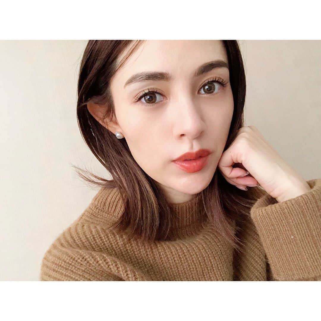 のインスタグラム：「自前メイク💄 最近良かったもの💜三点❕ . #chanelbeauty  #ヘルシーグロウジェルタッチファンデーション 色はLES BEIGES 薄づきで潤って肌にピタっと馴染む✨ . #eyeknow  #ロングスタイリングマスカラ スッと伸びて一本一本が綺麗✨ . #fujiko #miniウォーターリップ 水水しくてリップクリームいらず✨ .  #makeup #お気に入りコスメ」