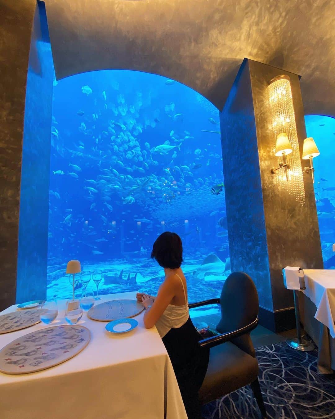 yuiさんのインスタグラム写真 - (yuiInstagram)「. . iPhone11の広角で撮ってもらったので、 腕が伸びすぎですが😂😂 . . エイのお腹が可愛すぎる🥺😍💕❤️(2枚目) . 気分はアリエル🧜‍♀️ のようだった🥺 . エンターテイメントみたいなレストランなんだろう。 なんて思っていたけどお料理も美味しかった♡ . のんびりランチして楽しかった😍. . .  #ゆい旅#yuitrip✈️ #yuiinDubai #Atlantishotel #アトランティスホテル」12月30日 21時14分 - yuiram