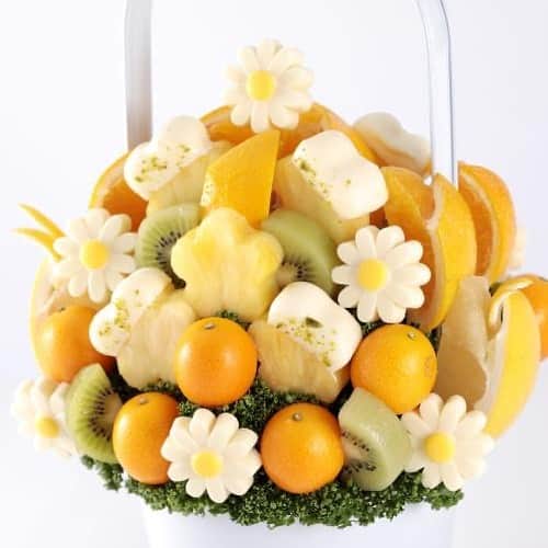 Fruit-bouquets.comさんのインスタグラム写真 - (Fruit-bouquets.comInstagram)「Printemps (プランタン) プレジールの商品で唯一金柑をアレンジメントしたフルーツブーケ . 白と黄色を基調とした上品なデザインで大切な方への贈り物にピッタリです💐 . 1月の数週間しか販売されない期間限定商品。 . 金柑とパイナップル、グレープフルーツ、オレンジ、 キウイのたくさんのフルーツと フランス産高級ホワイトチョコレートで出来た花を アレンジメントしています。 . ホワイトチョコレートをコーティングパイナップルには ピスタチオをトッピング、ホワイトチョコレートの花は 裏面にドライアップルを組み合わせています。 . お花畑のような華やかさや、爽やかなフルーツと ホワイトチョコレートの織り成すハーモニーを お楽しみください。 . 金柑はそのままお召し上がりになれます🍊 . #フルーツブーケ #プレジール #フルーツ #花束  #西千葉 #千葉 #フルーツケーキ #果物 #手土産 #サプライズケーキ #お祝い #記念日 #贈り物  #クリスマス #パーティー #フルーツギフト  #サプライズプレゼント #パーティーギフト  #インスタ映え #インスタ映えスイーツ  #スイーツ #ギフト #サプライズプレゼント  #インスタ映えケーキ #サプライズ #ギフト #スイーツ #サプライズギフト  #フォトジェニック #ホームパーティー」12月30日 21時15分 - fruitbouquet.japan