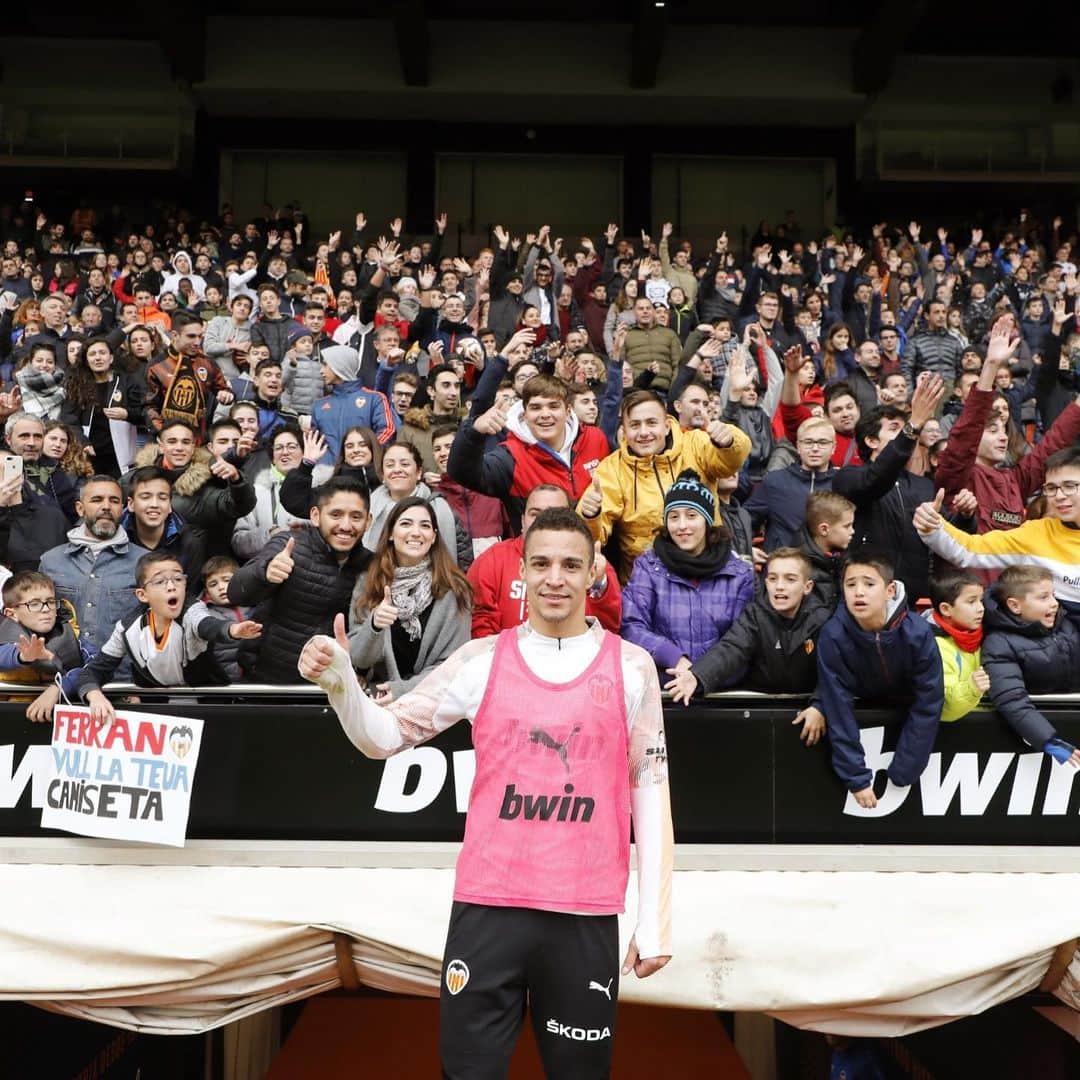 ロドリゴ・モレノ・マチャドのインスタグラム：「Feliz año a todos! Espero que el 2019 haya sido un año con muchas alegrías para todos y que el 2020 sea igual o mejor. Gracias por todo, se os quiere. #AmuntValencia 🦇」