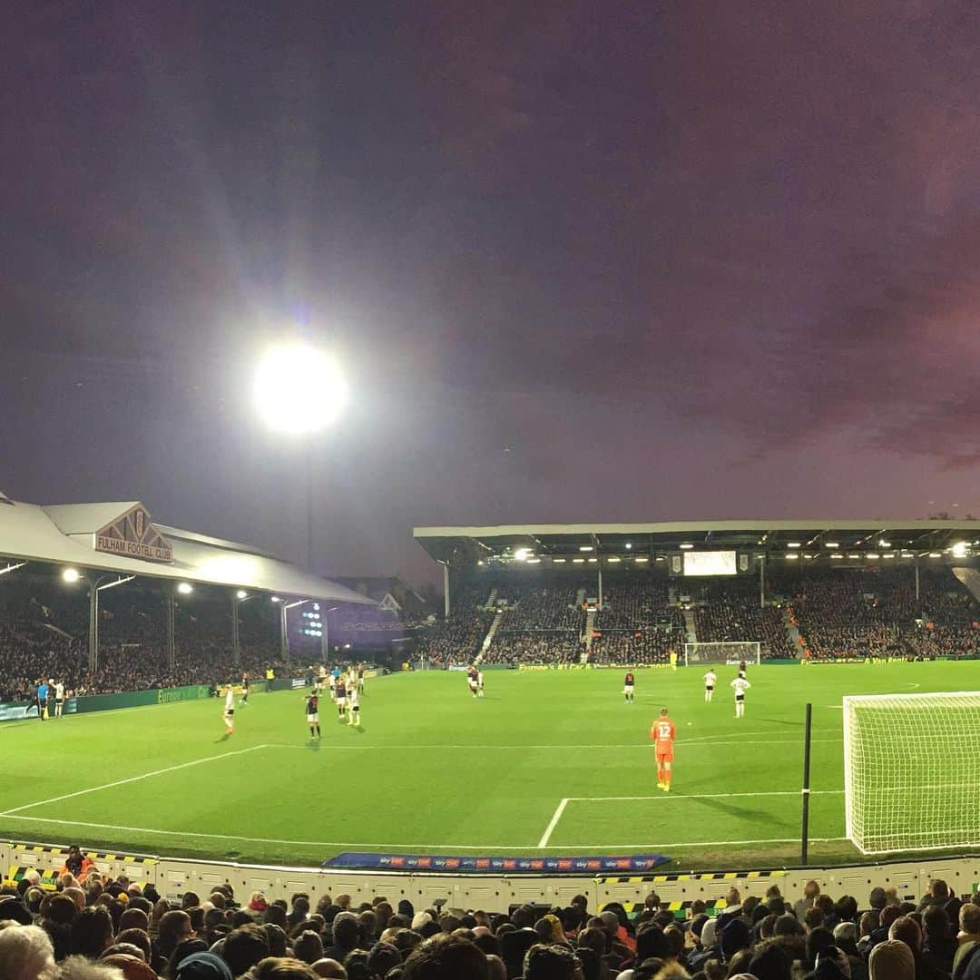 フラムFCさんのインスタグラム写真 - (フラムFCInstagram)「Purple skies 🌌 . Captured by Roger Ward. #FFC」12月30日 21時21分 - fulhamfc