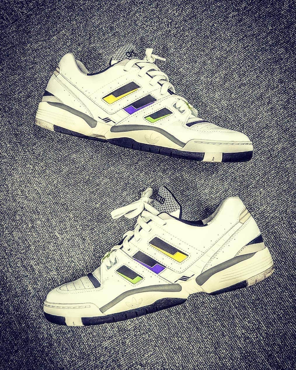 レイザーラモンRGさんのインスタグラム写真 - (レイザーラモンRGInstagram)「個人的2019年一位はこのadidas Torison Edberg Comp。90年代テニスレジェンド ステファン・エドバーグのシグネチャーの復刻版です。当時はエドベリと呼ばれてましたね。  アディダスの当時の最先端技術TORSIONを搭載して後のエキップメントシリーズに繋がったモデル。サイドのアディダス三本ラインがミニコンポのグライコ(グラフィックイコライザー)みたいで未来的。全く話題にならないひっそり復刻でしたが高校生の時買えなかった悔しさもあり個人的一位です。  #キモ撮り #KIMODORI #adidasoriginals #adidastorsion #adidastorsioncomp #stefanedberg」12月30日 21時22分 - rgrazorramon