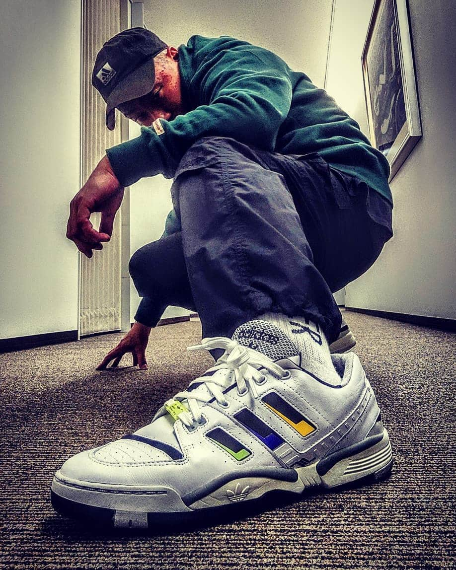 レイザーラモンRGさんのインスタグラム写真 - (レイザーラモンRGInstagram)「個人的2019年一位はこのadidas Torison Edberg Comp。90年代テニスレジェンド ステファン・エドバーグのシグネチャーの復刻版です。当時はエドベリと呼ばれてましたね。  アディダスの当時の最先端技術TORSIONを搭載して後のエキップメントシリーズに繋がったモデル。サイドのアディダス三本ラインがミニコンポのグライコ(グラフィックイコライザー)みたいで未来的。全く話題にならないひっそり復刻でしたが高校生の時買えなかった悔しさもあり個人的一位です。  #キモ撮り #KIMODORI #adidasoriginals #adidastorsion #adidastorsioncomp #stefanedberg」12月30日 21時22分 - rgrazorramon