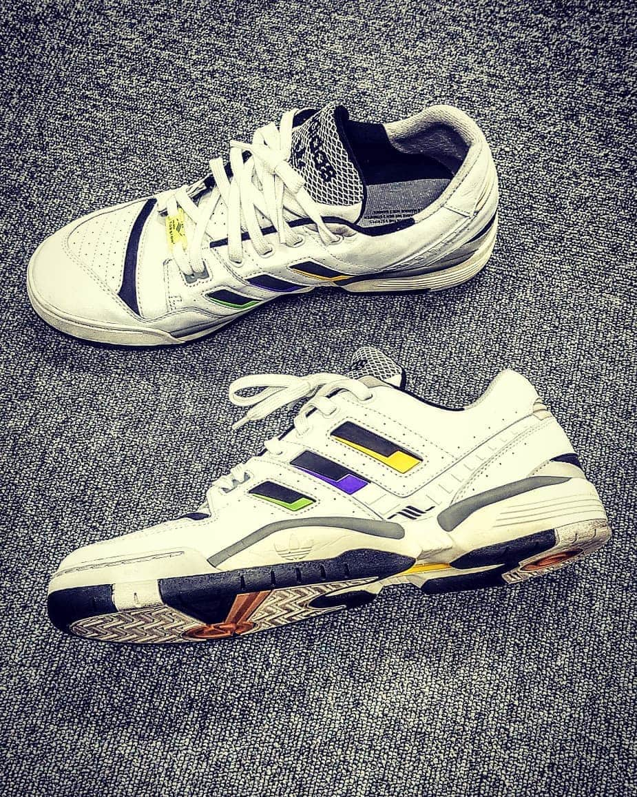 レイザーラモンRGさんのインスタグラム写真 - (レイザーラモンRGInstagram)「個人的2019年一位はこのadidas Torison Edberg Comp。90年代テニスレジェンド ステファン・エドバーグのシグネチャーの復刻版です。当時はエドベリと呼ばれてましたね。  アディダスの当時の最先端技術TORSIONを搭載して後のエキップメントシリーズに繋がったモデル。サイドのアディダス三本ラインがミニコンポのグライコ(グラフィックイコライザー)みたいで未来的。全く話題にならないひっそり復刻でしたが高校生の時買えなかった悔しさもあり個人的一位です。  #キモ撮り #KIMODORI #adidasoriginals #adidastorsion #adidastorsioncomp #stefanedberg」12月30日 21時22分 - rgrazorramon