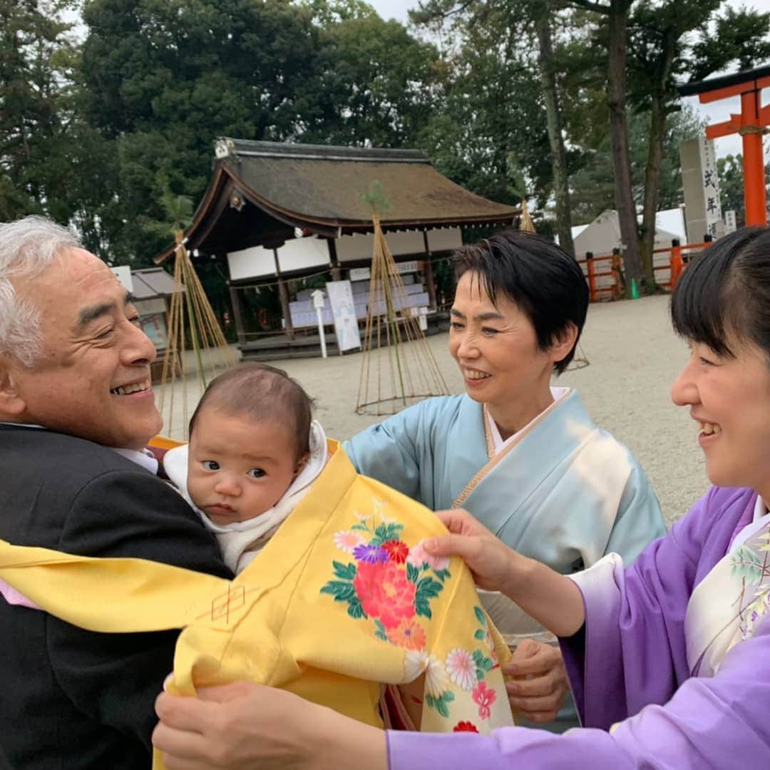 上田藍さんのインスタグラム写真 - (上田藍Instagram)「A long-awaited day came. I was able to meet the child of my older brother.🙌💕Sooooo pretty.🥰 I went for omiyamairi(newborn child's first visit to a shrine👶) with all the families.⛩️✨I went to Kamigamo Shrine in the kimono which father made.👘👘👘💕 #hometown #familytime❤️ #omiyamairi👶 #kimono #happybaby ・ ::::::::::::::::::::::::::::::::::::::::::: ・今日は待ちに待った兄の娘と初対面👶&お宮参り。可愛いさに胸をキュンキュン高鳴らせた１日となりました❤️ ・ 朝のうちに練習を終えて、お昼から父の手描けたお着物を身にまとって上賀茂神社へ向かい、家族みんなでお宮参りに行ってきました👘👘👘✨ ・ 朝から降っていた雨も昼過ぎには止んで、ゆっくり写真も沢山撮りながらワイワイと幸せな時間をすごしました🤗💕すくすくと健康に育っていってね～(*´ω｀*)❤️ #お宮参り #上賀茂神社⛩️ #着物を着ると背筋がピン👘 #父は手描き友禅職人  #幸せ😊 #感謝♥️」12月30日 21時22分 - ai_love_tri