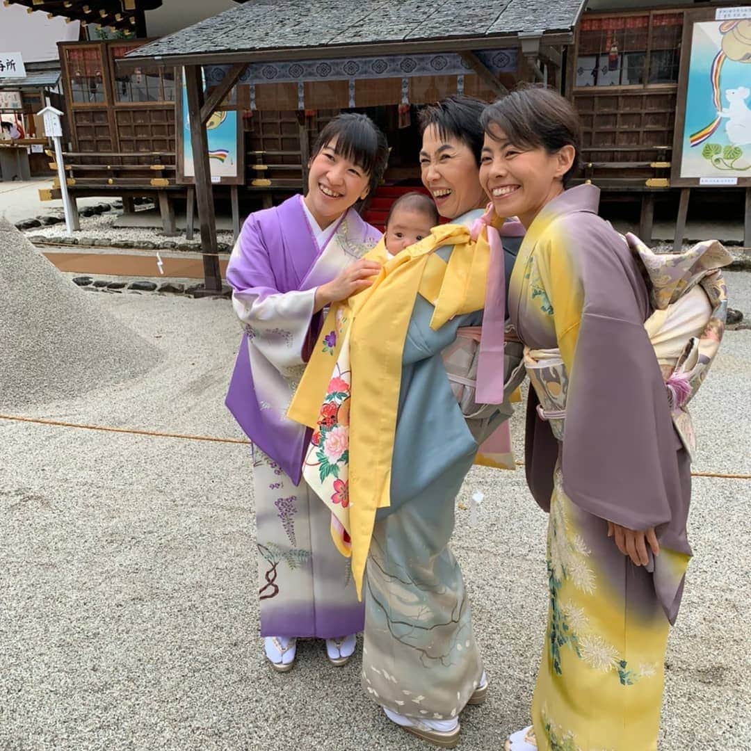 上田藍さんのインスタグラム写真 - (上田藍Instagram)「A long-awaited day came. I was able to meet the child of my older brother.🙌💕Sooooo pretty.🥰 I went for omiyamairi(newborn child's first visit to a shrine👶) with all the families.⛩️✨I went to Kamigamo Shrine in the kimono which father made.👘👘👘💕 #hometown #familytime❤️ #omiyamairi👶 #kimono #happybaby ・ ::::::::::::::::::::::::::::::::::::::::::: ・今日は待ちに待った兄の娘と初対面👶&お宮参り。可愛いさに胸をキュンキュン高鳴らせた１日となりました❤️ ・ 朝のうちに練習を終えて、お昼から父の手描けたお着物を身にまとって上賀茂神社へ向かい、家族みんなでお宮参りに行ってきました👘👘👘✨ ・ 朝から降っていた雨も昼過ぎには止んで、ゆっくり写真も沢山撮りながらワイワイと幸せな時間をすごしました🤗💕すくすくと健康に育っていってね～(*´ω｀*)❤️ #お宮参り #上賀茂神社⛩️ #着物を着ると背筋がピン👘 #父は手描き友禅職人  #幸せ😊 #感謝♥️」12月30日 21時22分 - ai_love_tri