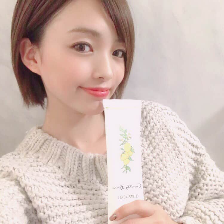のインスタグラム：「色々な女性雑誌で取り上げられてるクレンジングジェルを使ってみたよ〜❤️﻿ ﻿ @smoothly_lemon ﻿ ﻿ とにかくレモンの香りが良くて、﻿ ジェルなんだけどちゃんと泡立つ💕🍋﻿ ﻿ オーガニックなのに、﻿ ダブルクレンジングも不要だからたくさん﻿ 使いたいな💕と思いました❤️﻿ ﻿ 今年も明日で終わりだね〜！﻿ 早い☺️✨✨✨﻿ ﻿ #するっとレモン #毛穴対策 #毛穴クレンジング #pr #スキンケア #クレンジングジェル #クレンジング #洗顔 #メイク落とし #美容 #美容大好き #美容好きと繋がりたい﻿」