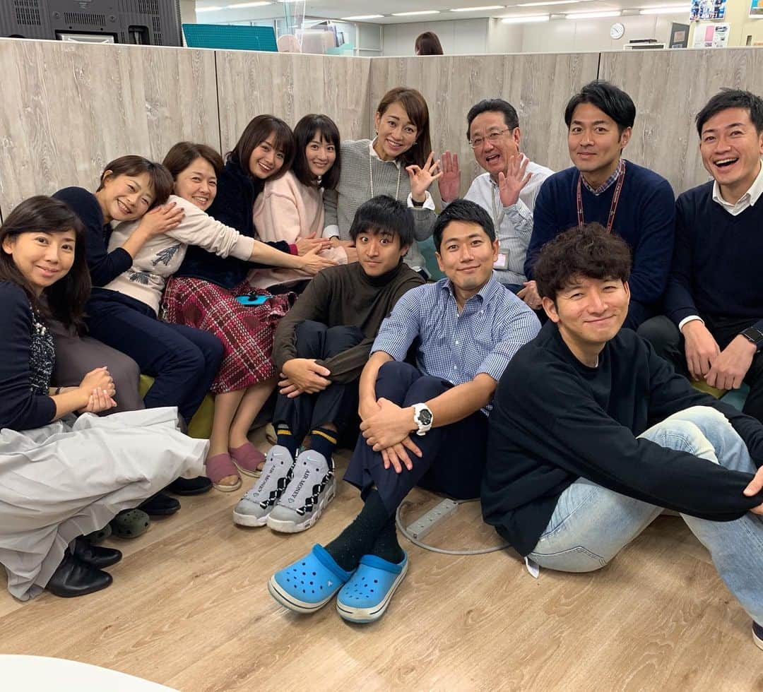 のインスタグラム：「第二子出産にむけて！先日、年内で仕事納めとなりました！これから産休に入ります☺️ 4月が予定日、だいぶお腹もおっきくなってきて、腰やらなんやらいろいろとガタがきていますが、、年明け暫くはのんびりしたいと思います。3枚目の動画、アナ室みんなに安産祈願？してもらいました、酒主アナ胎教音楽ありがとうww  しばらく会社はお休みしますが、インスタはちょいちょい頑張って更新していきたいと思っています〜どうぞお付き合いください！  皆様どうぞよいお年をお過ごし下さいー🥰  #フジテレビ#アナウンサー#フジテレビアナウンサー#胎教」