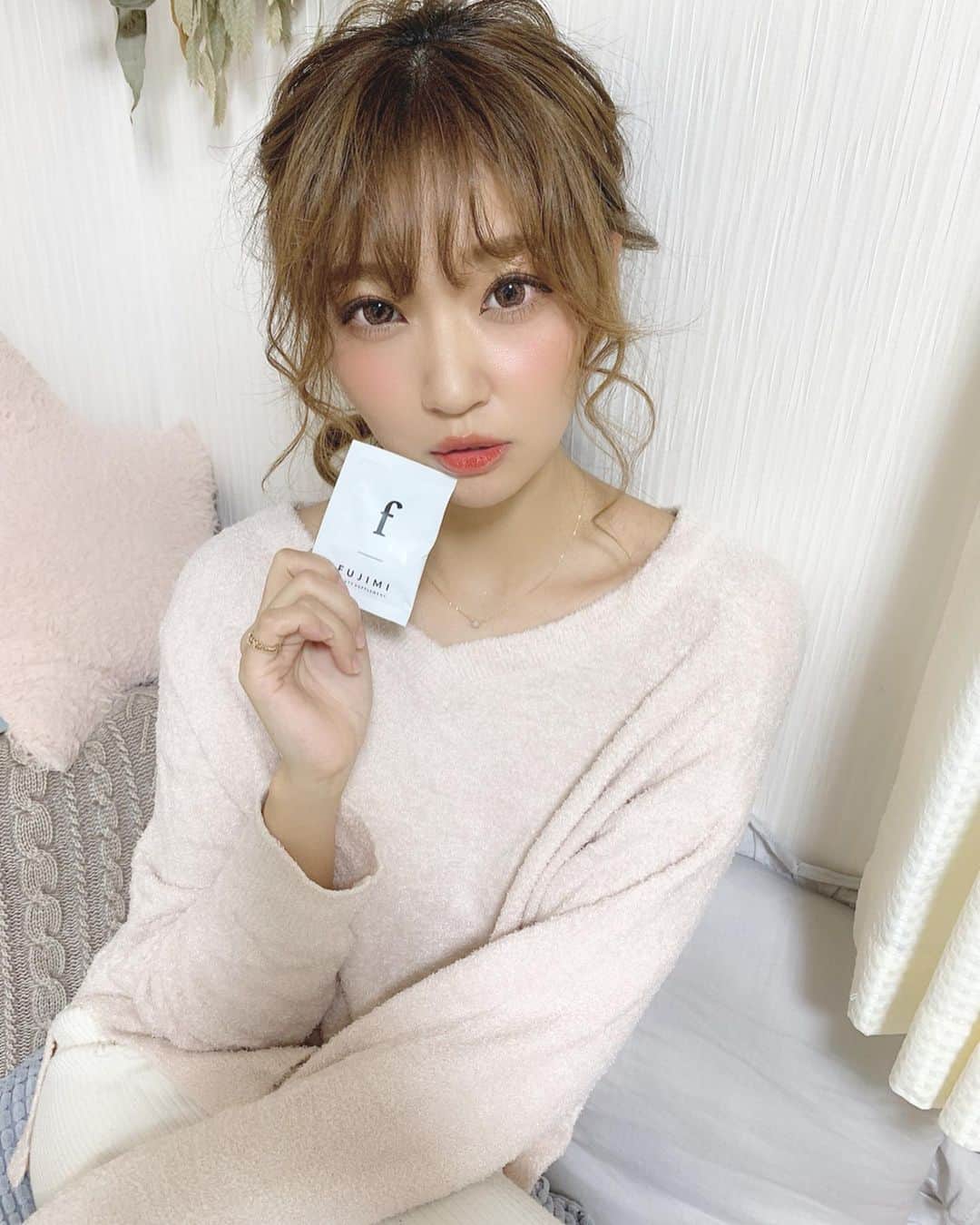いっちゃん/嶋津 いつみのインスタグラム：「. . 最近変えたサプリメント❤️ . . . 今までは おっきいサプリメントの袋やつを買って ピルケースに入れて…って しててんけど 面倒臭いし、湿気で薬剤変化おこしそうやし 何よりビタミン系は臭い…😑💨💨💨 . . なんとかならんのかコレ。 って思ってたんやけど . . @fujimi_official  は 自分に必要な5つのサプリメントを診断してくれて 1日分ずつ一包化した物を １ヶ月分送ってくれるねーん😳💕✨✨✨ . . . . 画期的ちゃう?! . . . 面倒臭い作業は全部やってくれるし 外気に触れへんから薬剤変化の心配もなし。 何より自分に合ったサプリメントを診断してもらえるのは ありがたいよな😭❤️ . . . . そして個人的に 一包化好きとしてはたまらん🤤✌🏻⭐️ ナースあるある。 . . . . . 実際に飲み始めて くすみも良くなったし 化粧ノリも良くなった🤔✨ . . ちなみに診断は何回でも受けられるから 季節に合わせてサプリメントも変えられるからええんよね❤️ ここ推しポイント🙌🏻 . . . . . . お薬やらサプリメントやら 常に持ち歩くからかなり重宝してます🎉 . . . .  #FUJIMI  #カスタマイズサプリ #肌診断  #FUJIMIサプリ  #フジミ #関西  #関西サロモ  #サロンモデル #サロモ #いっちゃん  #フリーモデル #関西モデル  #あざといっちゃん #かわいっちゃん #いっちゃんコーデ #ブライダルモデル #アレンジモデル #ヘアカラー  #ヘアアレンジ #PR .」