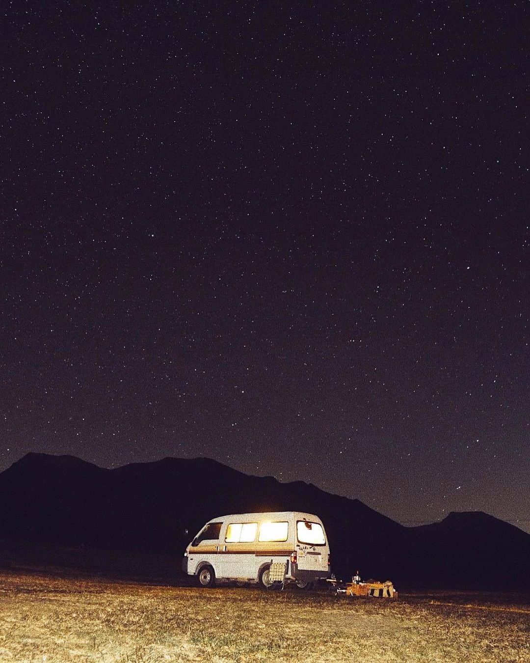 Y U R I Eさんのインスタグラム写真 - (Y U R I EInstagram)「九州上陸⛰🚐🤎 おすすめスポット沢山ありがとうございました😊🙏とっても参考にさせてもらってます！！感謝‼️✨ 教えてもらったボイボイキャンプ場🏕 2泊したけど、どちらも星空綺麗だった🌟 くじゅう連山のシルエット壮大で美しかった〜🥺 #explorejapan#kyusyu#oita#stargazing#nightsky#stars#vanlife#vanlifediaries#九州#大分県#ボイボイキャンプ場#久住高原#くじゅう連山#星空#絶景#車内泊#キャンプ#サンシー号#サンシー号と年越し旅行#国内旅行」12月30日 21時34分 - yuriexx67