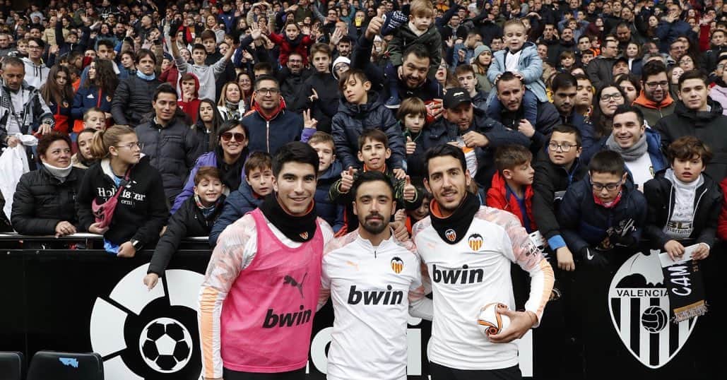 ダニエル・パレホのインスタグラム：「Sois increíbles!!! Gracias por acompañarnos en el entreno de hoy!!! Juntos somos más fuertes!!! Amunt! 🦇⚽️🔝」