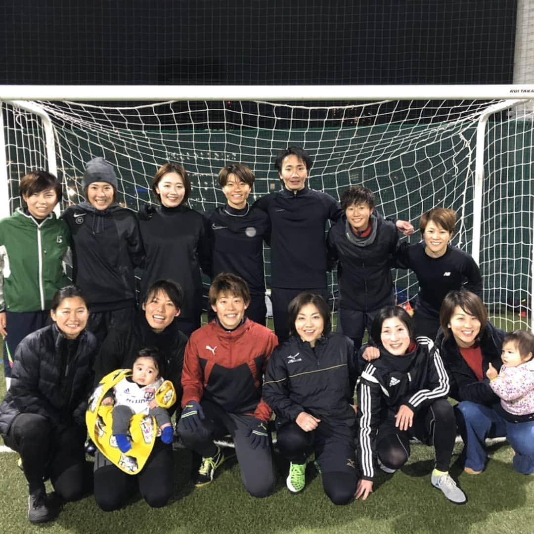 永里亜紗乃のインスタグラム：「さきと愉快な仲間たちでフットサル⚽ #対男子 #女子2点 #ママ3点 #勝ってやりました #ありがとう #来年も呼ばれますように」