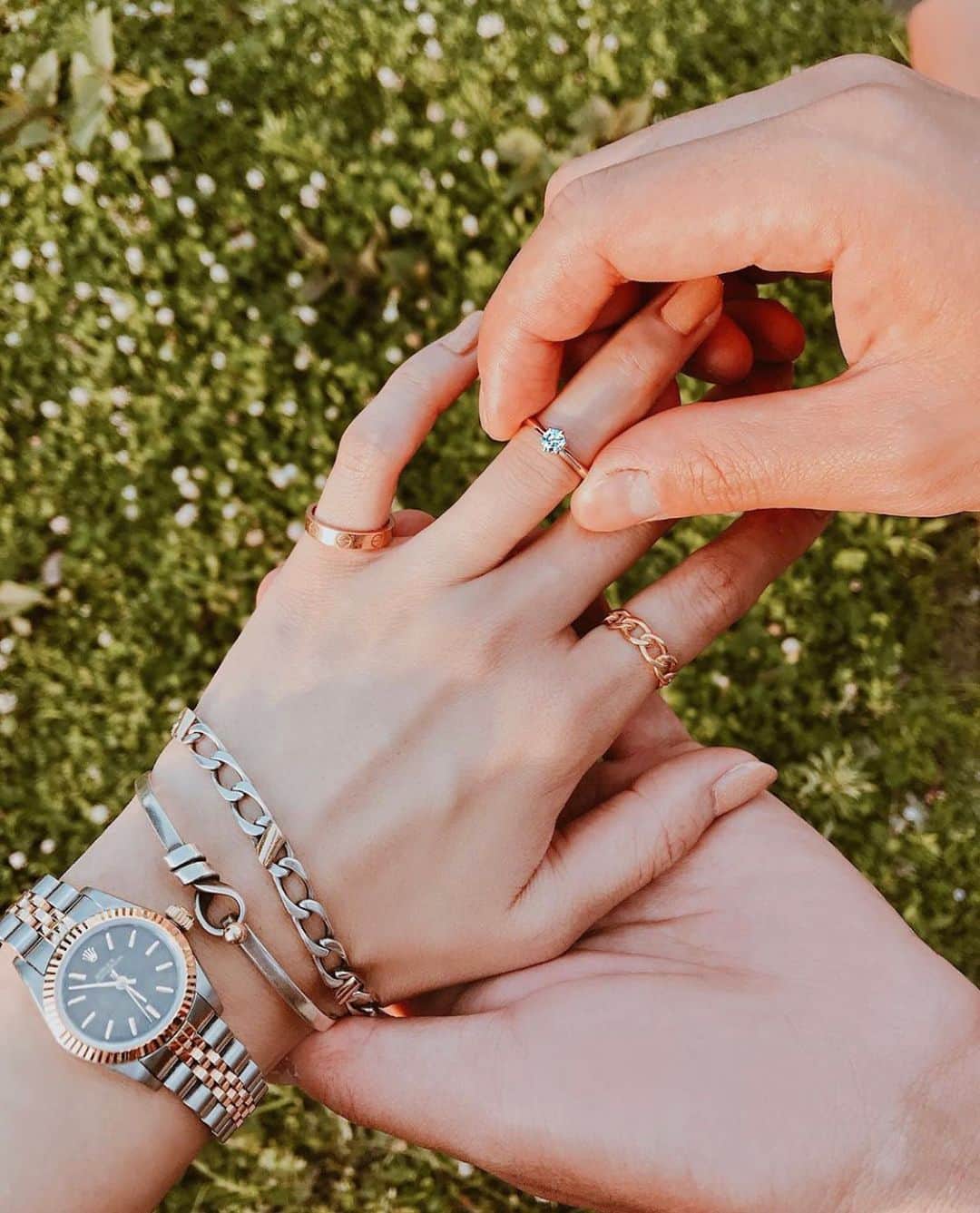 佐藤あずみのインスタグラム：「私事ではございますが、結婚致しました事をご報告させて頂きます。 . 私らしい言葉で、伝えさせて頂ければと思います。 . たくさん言い合ってぶつかって、すごくすごく喧嘩をして、喧嘩して、喧嘩して、、、仲直りをして、その度にお互いを知り、一生のスタート地点に着きました。 . 皆が言うみたいに、出会った瞬間、あっ！私この人と結婚するんだ〜とか正直無かったです。真逆な人でした！ . でも、いつの間にか一緒にいて、いつも傍に居てくれて、支えになってくれて、気を使わなくて、馬鹿なことがたくさんできて、たくさん笑えて、いつの間にか、この人なんだ、と思っていました。 そして何より、家族を大切にするところが大好きです。 自分の家族への愛情はもちろん、私の家族との行事に付き合ってくれるところ、 私の家族の前で寝れちゃう度胸も大好き！笑 . 旦那さんのご家族が私にすごく優しくしてくれて、一家含めて大好き！ 自分らしくいれる居場所が出来ていました！ . そして大好きな友達、有難う！ 話を聞いてくれて、泣かせてくれて、泣いてくれて、傍に居てくれて、怒ってくれて、笑わせてくれて、笑ってくれて、いつも本当に有難う。 . . 今まで色々な面で応援してくださった皆様へ。 本当に心から感謝しております。 . 10代の頃からモデルを始めて、グラビアをして、ダンスをして、やりたいことは決まっているのに、出来ない自分に、自分を見失いそうで自信を無くす時期がたくさんありました。 そんな中で、皆のコメントやお手紙ですごくすごく支えられていました。 何回も読み返してた！ . 色々な経験をして、たくさんの支えがあって今の私がいることを、噛み締めています。 本当に有難うございます。 . . 最後に、まだまだ未熟な2人ですが、笑顔の耐えない家庭を築いて行きたいと思います！ 今後ともご指導ご鞭撻のほど、宜しくお願い申し上げます。 . . #結婚報告 #入籍 #入籍しました #getmarried #marriage」