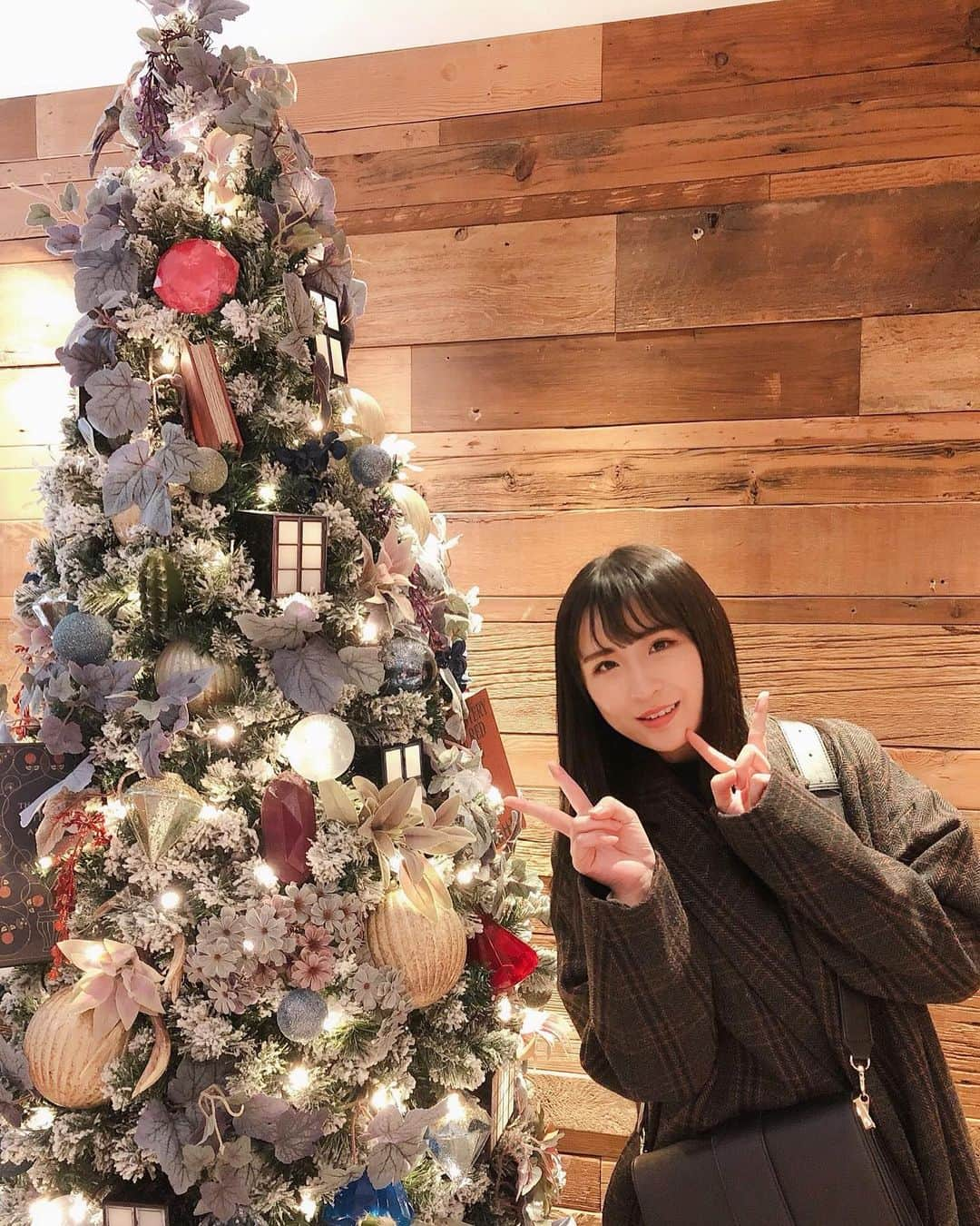 川本紗矢さんのインスタグラム写真 - (川本紗矢Instagram)「🎄 . 載せるタイミング遅れたけど…😂笑 . #クリスマスツリー #年明け前に #載せる」12月30日 21時43分 - sayaya_38