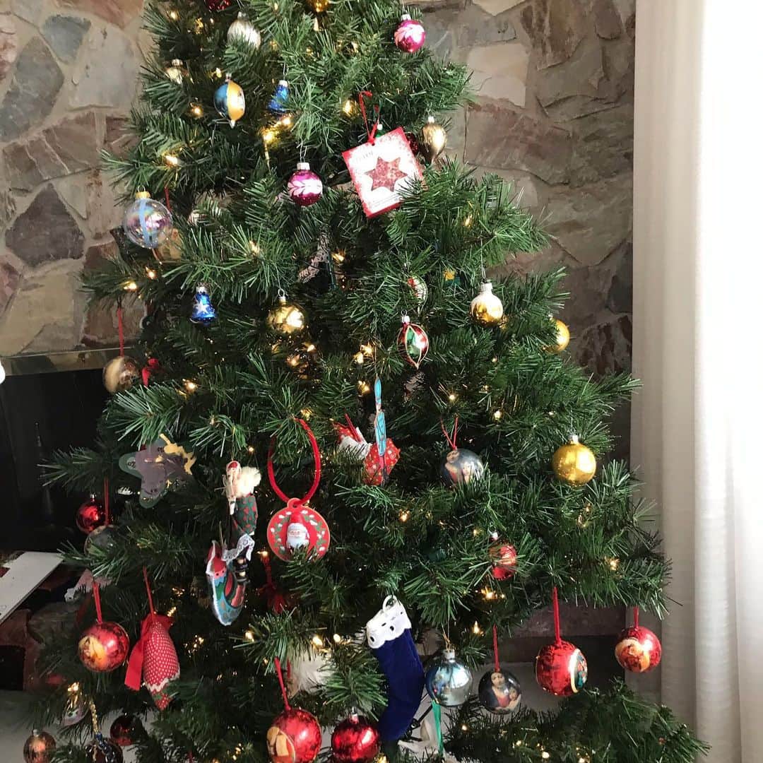 ニア・ヴァルダロスさんのインスタグラム写真 - (ニア・ヴァルダロスInstagram)「If you ever get a chance, spend your Christmas in Winnipeg with these nerds. #family #canada #snow ❤️❤️❤️ ❤️❤️❤️❤️❤️❤️❤️」12月30日 21時37分 - niavardalos