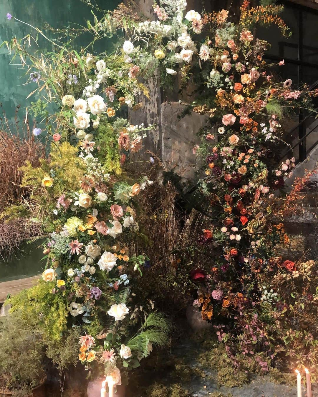 플로리스트 이주연 florist Lee Ju Yeonさんのインスタグラム写真 - (플로리스트 이주연 florist Lee Ju YeonInstagram)「. . qingdao flower work shop 🖤  우리학생들 고생했어요 🙏🏻 谢谢你制作了帅气的作品,辛苦了,漂亮善良的学生🧡 . #Arch #아치 . 订花 WeChat ID vaness_flower 클래스상시모집 당일꽃주문가능 #수업문의 #주문예약 #lesson #Order  Katalk ID vaness52 WeChat ID vaness_flower E-mail vanessflower@naver.com . 강남구 역삼동608-16 📞02-545-6813 #vanessflower #florist #flowershop #handtied #flowerlesson #花束 #花束包装 #바네스플라워 #플로리스트 #꽃다발 #부케 #플로리스트학원 #역삼역꽃집 #언주역꽃집 #플라워레슨 #꽃다발주문 #꽃수업 #꽃주문  #대관 #공간대여 #공간쉐어 #졸업식꽃다발 #웨딩부케 #bouquet」12月30日 21時38分 - vanessflower