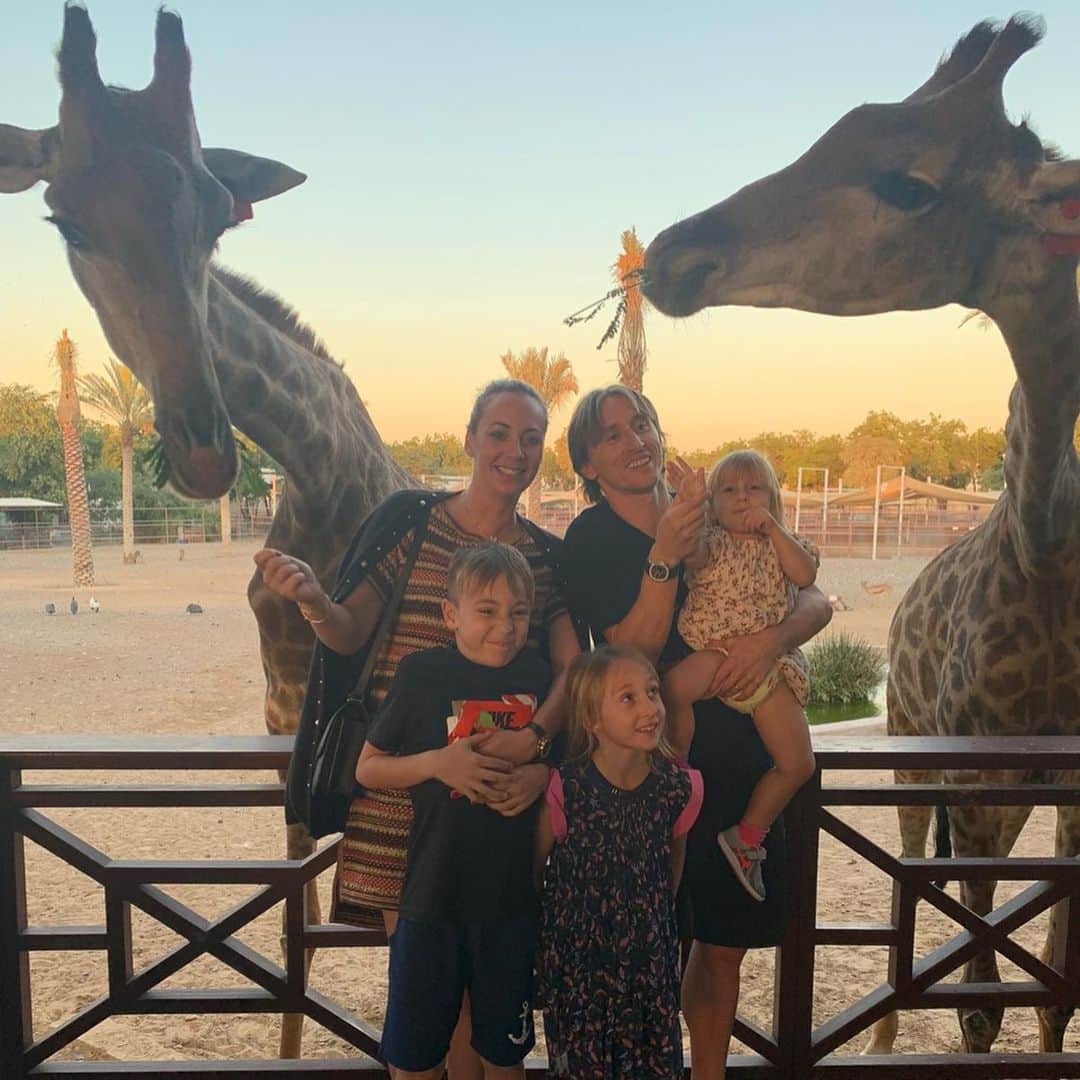 ルカ・モドリッチさんのインスタグラム写真 - (ルカ・モドリッチInstagram)「Our new friends! 😄🐻🦁🦒 ❤️ #FamilyTrip #Holidays #Dubai 🔝」12月30日 21時39分 - lukamodric10