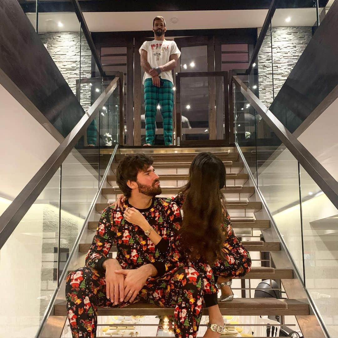 ナタリア・ベッカーのインスタグラム：「O cunhado de vocês também é assim?! Apareceu em todas! 😓😒😤@murielgbecker 👏🏼😂」