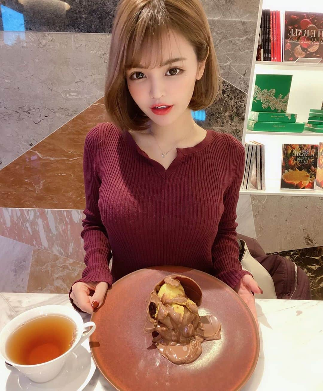 ななぴさんのインスタグラム写真 - (ななぴInstagram)「最近食べた美味しいスウィーツ🍫  食べるのだいすきなので幸せです☺️☺️ 今年もたくさん美味しいもの食べたなあ🐷  #ボブ　#ワンピ　#ニットワンピース　#ニットワンピ　#ショートヘア　#ダンバルモリ　#snidel #ぴえーるえるめ #pierreherme #チョコレート」12月30日 21時52分 - __nanapgram__