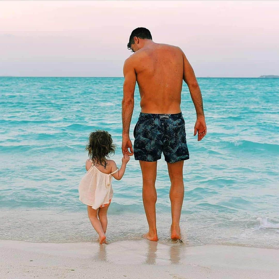 ロベルト・レヴァンドフスキさんのインスタグラム写真 - (ロベルト・レヴァンドフスキInstagram)「👨‍👧😍 #familytime #qualitytime 📸 @annalewandowskahpba」12月30日 21時44分 - _rl9