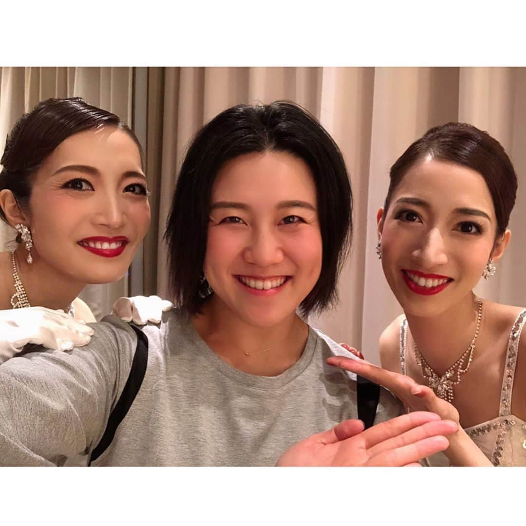 伶美うららさんのインスタグラム写真 - (伶美うららInstagram)「クリスマスディナーショー演出の天真みちるさん、そして振付のあんなさん(風馬翔さん)☺️ . まさかこのような形でご一緒させて頂ける日が来るとは…💕 宝塚の愛が沢山溢れた空間でした✨ . クリスマスディナーショーのお衣装は赤と白のドレスを着させて頂きました👗 . 赤いドレスは前上がりのデザインでレースがとっても可愛くて、白いドレスはスカートがふわっと広がるとても素敵なドレスでした🥰 . #クリスマスディナーショー #七海ひろき さん #純矢ちとせ さん #天真みちる さん #風馬翔 さん #伶美うらら」12月30日 21時50分 - urara_reimi