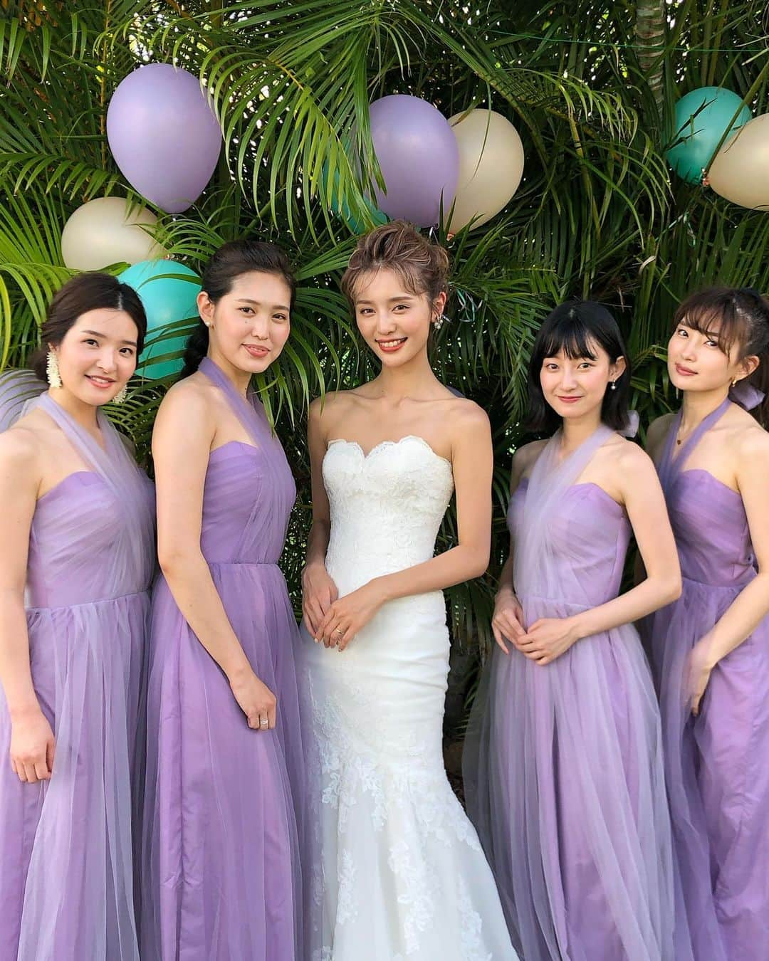 岸野里香さんのインスタグラム写真 - (岸野里香Instagram)「2019年振り返ってみる😌✨✨ まずは結婚式👰🤵大好きなのぞみさんの結婚式にも参列させて頂いて本当に素敵で濃い時間を過ごしたなぁ💕あとは初めてのhawaiiに弾けちゃってる2人。(1人は全力1人はニヤニヤ笑)🌴綺麗すぎるビーチに大好きな2人は私得⛱大好きな2人と朝食食べたの今でも楽しくて思い出す、ピンクで可愛かったなぁ2人にぴったりやった🥞🥣💕 #2019 #hawaii #wedding」12月30日 21時58分 - rikakishino_official