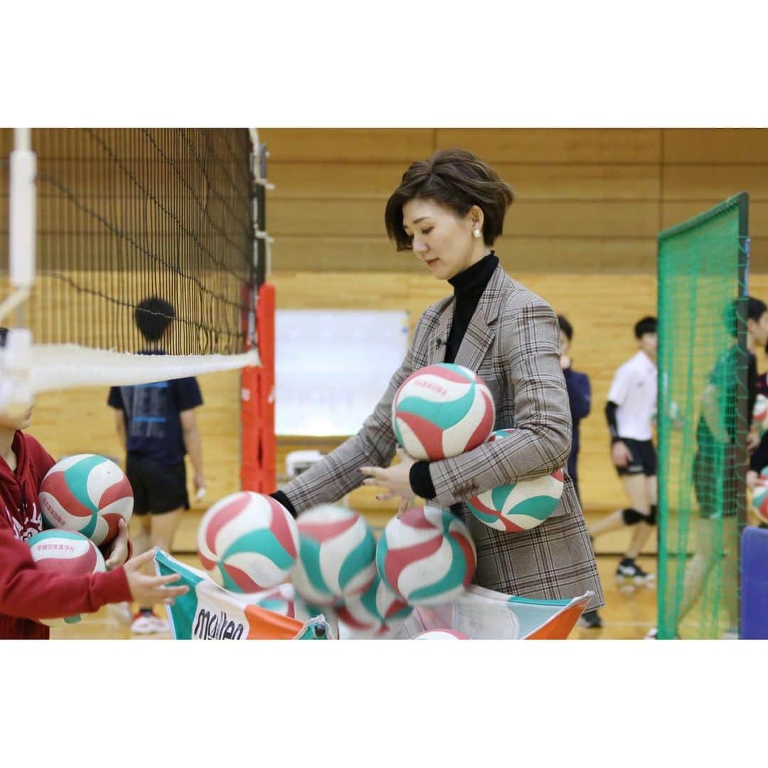 栗原恵さんのインスタグラム写真 - (栗原恵Instagram)「🌰 バーチャル春高バレー🏐 "メグが巡る" ・ ・ 早稲田実業高校へお邪魔してきました🎤 ・ ・ 人のために頑張る人 その想いを感じて感謝して頑張る人 ・ ・ 今回も素敵なドラマがありました🥺🎥 ・ ストーリーからサイトへとべるようにしてあるので ぜひ見てください！ (アーカイブに残していきます) ・ ・ #春高バレー #バーチャル春高バレー #メグが巡る🎤  #縁の下の力持ち」12月30日 22時02分 - megumi_kurihara_official