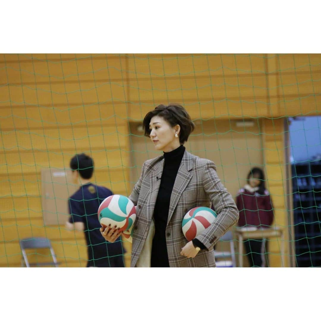 栗原恵さんのインスタグラム写真 - (栗原恵Instagram)「🌰 バーチャル春高バレー🏐 "メグが巡る" ・ ・ 早稲田実業高校へお邪魔してきました🎤 ・ ・ 人のために頑張る人 その想いを感じて感謝して頑張る人 ・ ・ 今回も素敵なドラマがありました🥺🎥 ・ ストーリーからサイトへとべるようにしてあるので ぜひ見てください！ (アーカイブに残していきます) ・ ・ #春高バレー #バーチャル春高バレー #メグが巡る🎤  #縁の下の力持ち」12月30日 22時02分 - megumi_kurihara_official