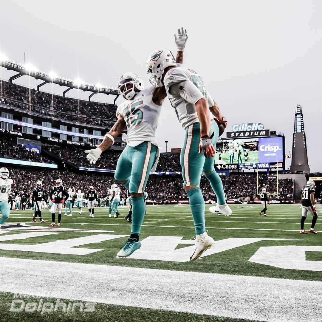 マイアミ・ドルフィンズさんのインスタグラム写真 - (マイアミ・ドルフィンズInstagram)「Get 🆙 It's #VictoryMonday! #FinsUp」12月30日 22時03分 - miamidolphins