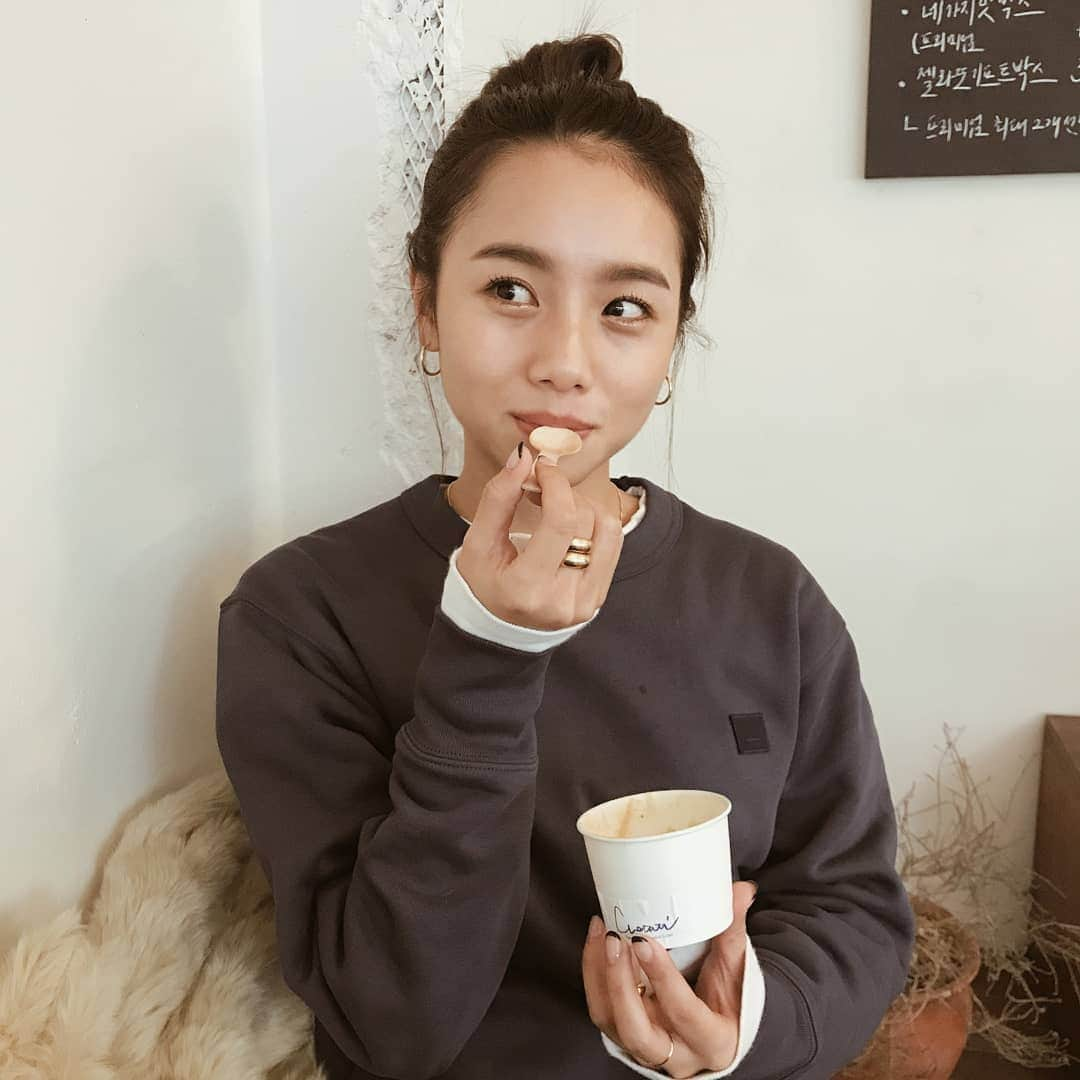 伊原葵さんのインスタグラム写真 - (伊原葵Instagram)「2019年もアイスたくさん食べました🍦 2020年も美味しいアイスたくさん食べたいなっ❤️ . . #アオイのアイスシリーズ」12月30日 22時08分 - aoi186