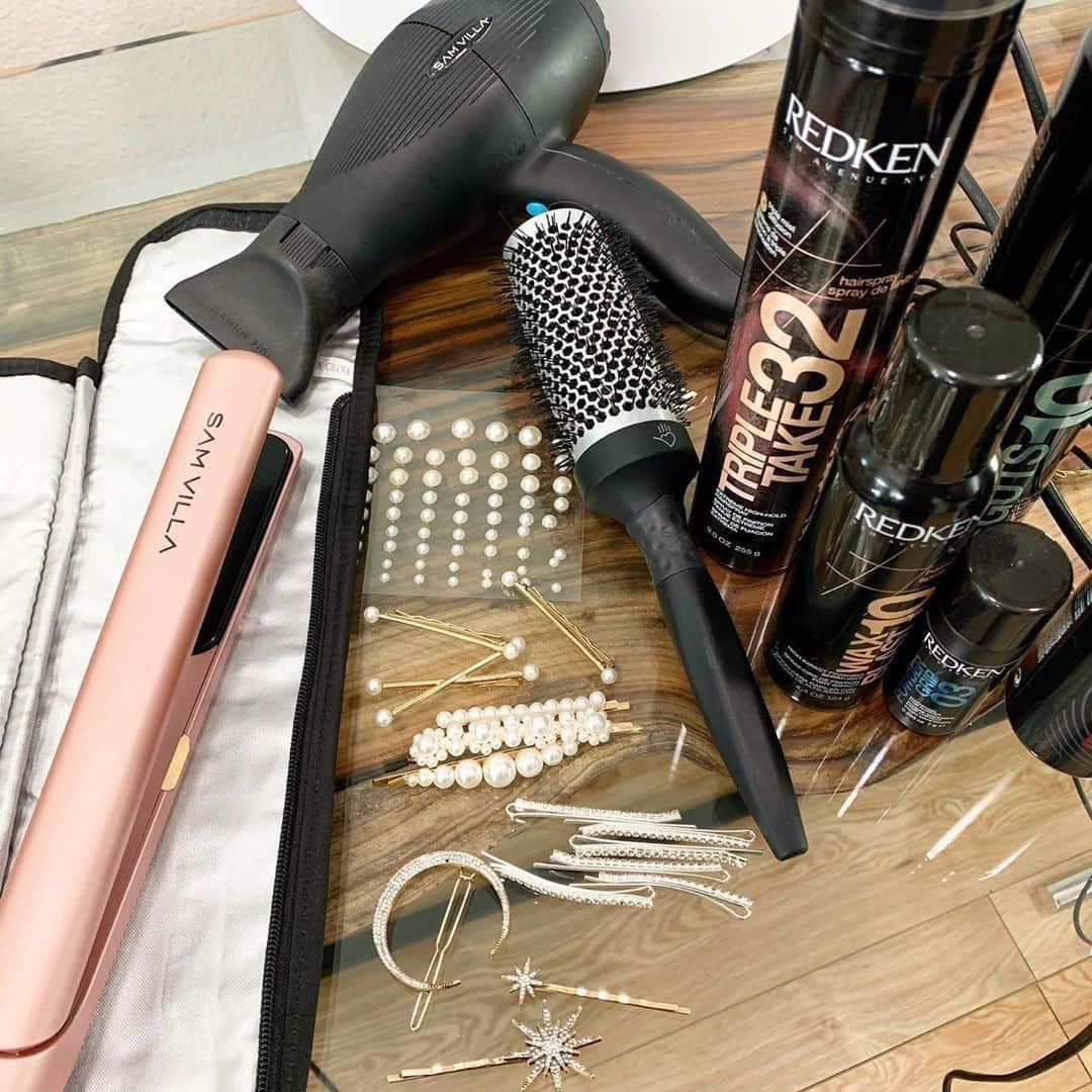 Sam Villaさんのインスタグラム写真 - (Sam VillaInstagram)「#NewYearsEve hair by #SamVilla ArTeam Member Anna Peters ( @annas_hair_retreat ). What does it take to execute YOUR perfect #newyears look? We see some of our favorite #SamVillaTools and @Redken products! Check back tomorrow to see the look Anna created with this set-up! ✨⠀ ⠀ ➡️ P.S.  Today is the last day to save on your salon essentials! Head over to the Sam Villa website for 20% OFF Sitewide and FREE SHIPPING on all US orders over $100 (link in bio).⠀⠀ ⠀ Anna Peters is an #upstyling expert and available for hands-on #haireducation at YOUR salon! To book #SamVilla or a member of the Sam Villa ArTeam for your in-salon education, visit the link in bio!⠀」12月30日 22時15分 - samvillahair