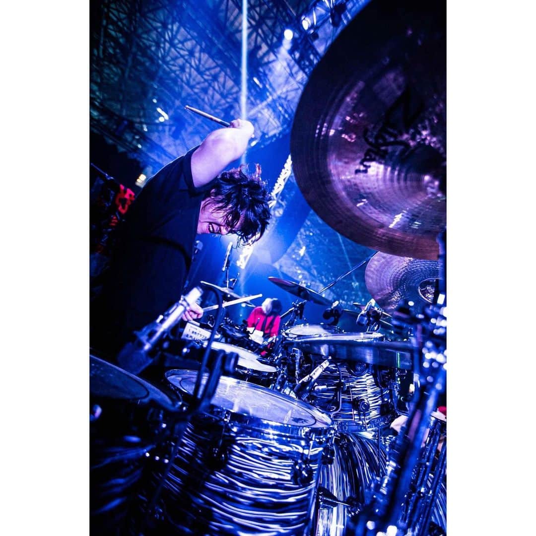 HIROSHIのインスタグラム：「rockin'on presents "COUNTDOWN JAPAN 19/20" あっと言う間の2019年 今年も大変お世話になりました。 2020年も宜しくです♪ 良いお年を！ photo by @kawado_photo  #rottengraffty #ロットン」