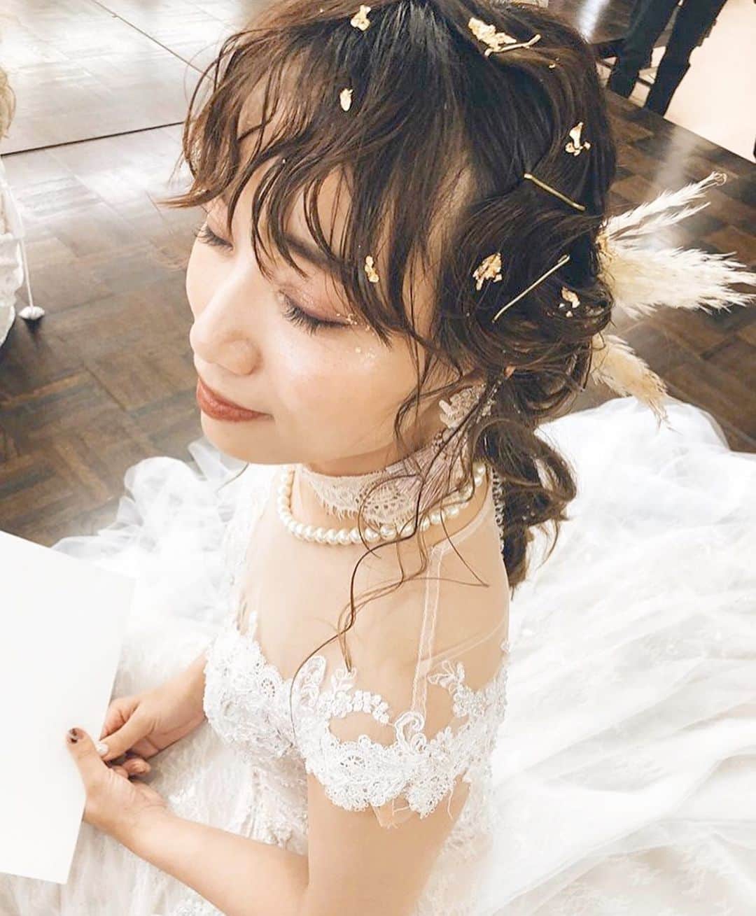 プレ花嫁の結婚式準備アプリ♡ -ウェディングニュースさんのインスタグラム写真 - (プレ花嫁の結婚式準備アプリ♡ -ウェディングニュースInstagram)「2020年大注目のヘアはこれ💛金箔を使ったオシャレヘア９選✨ . . ➸➸➸➸➸➸➸💒➸➸➸➸➸➸➸ 本当の料金がわかる✨ ウェディングニュース式場検索 👰 . アプリ： @weddingnews_editor web版： @weddingnews_concierge ➸➸➸➸➸➸➸➸➸➸➸➸➸➸➸➸ . . こちらのお写真は . ＠brillantmari さん @rina.hairmake_wedding さん @mona_immm さん @mi_kity62 さん @__yu.bride915 さん @aco___7 さん @mine.h_m さん @yzpn2__27 さん . からリグラムさせていただきました🌟ありがとうございました😊✨ . . 2020年はこれが流行る予感♩✨大注目の【金箔ヘア】💛 . 海外で生まれた #ファッション アイディアの1つで、キラキラした金箔はシンプルだけどしっかり存在感のあるオシャレヘアに仕上がります😍 . カバーはラフな #アップスタイル の片側サイドに金箔を散りばめた💛 . brillantmariさんのつくりだすおしゃれなニュアンスと、金箔の華やかさが組み合わさって、とても素敵ですよね💕 . 金箔ヘアは乗せ方や量によって雰囲気が変わるので、具体的なイメージをしっかり作っておくことがポイントです❣️ . 他のヘアも素敵なので、ぜひスワイプ👉🏻してみてくださいね✨ . . . ＼📷投稿お待ちしています／ . 花嫁はもちろん、業者さんも大歓迎✨ アナタのお写真をご紹介してもOKという方は、ぜひ #ウェディングニュース にお写真を投稿してください💕 . . ⬇︎関連アカウント⬇︎ . 🕊メインアカウント 【 @weddingnews_editor 】 . 💒インスタグラムで式場探し 【 @weddingnews_concierge 】 . 👰花嫁から式場探し 【 @weddingnews_brides 】 . . その他、編集部からの連絡専用 @weddingnews_contact や、スタッフ個人の連絡用として @WN_xxxx（xxxは個人名）があります💕 . . …………………………… ❤️ウェディングニュースとは？ …………………………… . 花嫁のリアルな”声”から生まれた、花嫁支持率No1✨スマホアプリです📱💕 . . 🌸知りたい… #結婚式準備 に役立つ記事を毎日150件配信中♩ . 🌸見たい… インスタの #ウェディング 系投稿TOP100が毎日チェックできる＊IG画像の複数ワード検索も可♩ . 🌸叶えたい… 式場をはじめとした  #結婚式 関連の予約サイトが大集合♩ . 🌸伝えたい… 自分の結婚式レポ『マイレポ』が簡単に作れる♩卒花嫁のレポが読める♩ . . @weddingnews_editor のURLからDLしてね✨ . . . #プレ花嫁 #結婚  #花嫁 #ウエディング  #プレ花嫁準備 #2020秋婚 #ブライダルヘア #ウェディングヘア #ヘアスタイル #ヘアアレンジ #成人式ヘア #金箔ヘア #金箔 #ヘアメイク #日本中のプレ花嫁さんとつながりたい #美容室 #二次会ヘア #和装ヘア #2020春婚 #ナチュラルウェディング #振袖ヘア #和婚 #ヘアセット」12月30日 22時19分 - weddingnews_editor