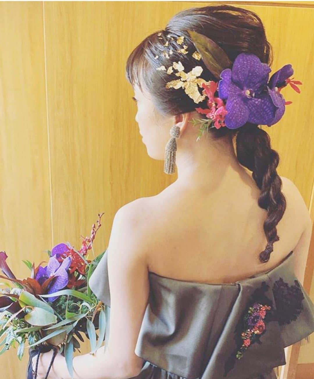 プレ花嫁の結婚式準備アプリ♡ -ウェディングニュースさんのインスタグラム写真 - (プレ花嫁の結婚式準備アプリ♡ -ウェディングニュースInstagram)「2020年大注目のヘアはこれ💛金箔を使ったオシャレヘア９選✨ . . ➸➸➸➸➸➸➸💒➸➸➸➸➸➸➸ 本当の料金がわかる✨ ウェディングニュース式場検索 👰 . アプリ： @weddingnews_editor web版： @weddingnews_concierge ➸➸➸➸➸➸➸➸➸➸➸➸➸➸➸➸ . . こちらのお写真は . ＠brillantmari さん @rina.hairmake_wedding さん @mona_immm さん @mi_kity62 さん @__yu.bride915 さん @aco___7 さん @mine.h_m さん @yzpn2__27 さん . からリグラムさせていただきました🌟ありがとうございました😊✨ . . 2020年はこれが流行る予感♩✨大注目の【金箔ヘア】💛 . 海外で生まれた #ファッション アイディアの1つで、キラキラした金箔はシンプルだけどしっかり存在感のあるオシャレヘアに仕上がります😍 . カバーはラフな #アップスタイル の片側サイドに金箔を散りばめた💛 . brillantmariさんのつくりだすおしゃれなニュアンスと、金箔の華やかさが組み合わさって、とても素敵ですよね💕 . 金箔ヘアは乗せ方や量によって雰囲気が変わるので、具体的なイメージをしっかり作っておくことがポイントです❣️ . 他のヘアも素敵なので、ぜひスワイプ👉🏻してみてくださいね✨ . . . ＼📷投稿お待ちしています／ . 花嫁はもちろん、業者さんも大歓迎✨ アナタのお写真をご紹介してもOKという方は、ぜひ #ウェディングニュース にお写真を投稿してください💕 . . ⬇︎関連アカウント⬇︎ . 🕊メインアカウント 【 @weddingnews_editor 】 . 💒インスタグラムで式場探し 【 @weddingnews_concierge 】 . 👰花嫁から式場探し 【 @weddingnews_brides 】 . . その他、編集部からの連絡専用 @weddingnews_contact や、スタッフ個人の連絡用として @WN_xxxx（xxxは個人名）があります💕 . . …………………………… ❤️ウェディングニュースとは？ …………………………… . 花嫁のリアルな”声”から生まれた、花嫁支持率No1✨スマホアプリです📱💕 . . 🌸知りたい… #結婚式準備 に役立つ記事を毎日150件配信中♩ . 🌸見たい… インスタの #ウェディング 系投稿TOP100が毎日チェックできる＊IG画像の複数ワード検索も可♩ . 🌸叶えたい… 式場をはじめとした  #結婚式 関連の予約サイトが大集合♩ . 🌸伝えたい… 自分の結婚式レポ『マイレポ』が簡単に作れる♩卒花嫁のレポが読める♩ . . @weddingnews_editor のURLからDLしてね✨ . . . #プレ花嫁 #結婚  #花嫁 #ウエディング  #プレ花嫁準備 #2020秋婚 #ブライダルヘア #ウェディングヘア #ヘアスタイル #ヘアアレンジ #成人式ヘア #金箔ヘア #金箔 #ヘアメイク #日本中のプレ花嫁さんとつながりたい #美容室 #二次会ヘア #和装ヘア #2020春婚 #ナチュラルウェディング #振袖ヘア #和婚 #ヘアセット」12月30日 22時19分 - weddingnews_editor
