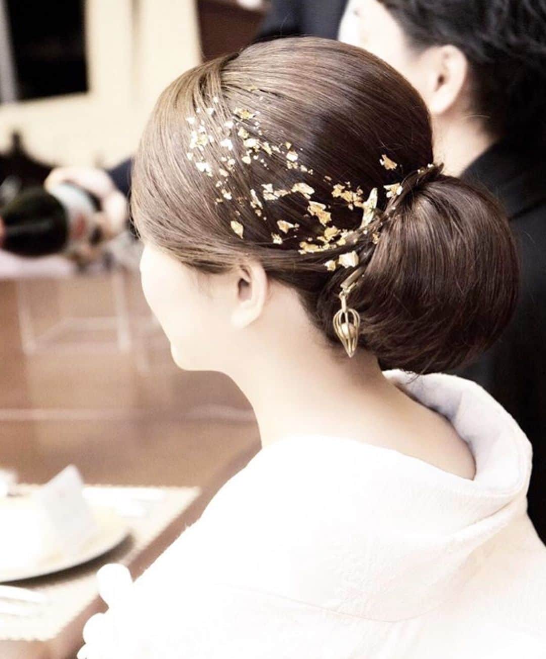 プレ花嫁の結婚式準備アプリ♡ -ウェディングニュースさんのインスタグラム写真 - (プレ花嫁の結婚式準備アプリ♡ -ウェディングニュースInstagram)「2020年大注目のヘアはこれ💛金箔を使ったオシャレヘア９選✨ . . ➸➸➸➸➸➸➸💒➸➸➸➸➸➸➸ 本当の料金がわかる✨ ウェディングニュース式場検索 👰 . アプリ： @weddingnews_editor web版： @weddingnews_concierge ➸➸➸➸➸➸➸➸➸➸➸➸➸➸➸➸ . . こちらのお写真は . ＠brillantmari さん @rina.hairmake_wedding さん @mona_immm さん @mi_kity62 さん @__yu.bride915 さん @aco___7 さん @mine.h_m さん @yzpn2__27 さん . からリグラムさせていただきました🌟ありがとうございました😊✨ . . 2020年はこれが流行る予感♩✨大注目の【金箔ヘア】💛 . 海外で生まれた #ファッション アイディアの1つで、キラキラした金箔はシンプルだけどしっかり存在感のあるオシャレヘアに仕上がります😍 . カバーはラフな #アップスタイル の片側サイドに金箔を散りばめた💛 . brillantmariさんのつくりだすおしゃれなニュアンスと、金箔の華やかさが組み合わさって、とても素敵ですよね💕 . 金箔ヘアは乗せ方や量によって雰囲気が変わるので、具体的なイメージをしっかり作っておくことがポイントです❣️ . 他のヘアも素敵なので、ぜひスワイプ👉🏻してみてくださいね✨ . . . ＼📷投稿お待ちしています／ . 花嫁はもちろん、業者さんも大歓迎✨ アナタのお写真をご紹介してもOKという方は、ぜひ #ウェディングニュース にお写真を投稿してください💕 . . ⬇︎関連アカウント⬇︎ . 🕊メインアカウント 【 @weddingnews_editor 】 . 💒インスタグラムで式場探し 【 @weddingnews_concierge 】 . 👰花嫁から式場探し 【 @weddingnews_brides 】 . . その他、編集部からの連絡専用 @weddingnews_contact や、スタッフ個人の連絡用として @WN_xxxx（xxxは個人名）があります💕 . . …………………………… ❤️ウェディングニュースとは？ …………………………… . 花嫁のリアルな”声”から生まれた、花嫁支持率No1✨スマホアプリです📱💕 . . 🌸知りたい… #結婚式準備 に役立つ記事を毎日150件配信中♩ . 🌸見たい… インスタの #ウェディング 系投稿TOP100が毎日チェックできる＊IG画像の複数ワード検索も可♩ . 🌸叶えたい… 式場をはじめとした  #結婚式 関連の予約サイトが大集合♩ . 🌸伝えたい… 自分の結婚式レポ『マイレポ』が簡単に作れる♩卒花嫁のレポが読める♩ . . @weddingnews_editor のURLからDLしてね✨ . . . #プレ花嫁 #結婚  #花嫁 #ウエディング  #プレ花嫁準備 #2020秋婚 #ブライダルヘア #ウェディングヘア #ヘアスタイル #ヘアアレンジ #成人式ヘア #金箔ヘア #金箔 #ヘアメイク #日本中のプレ花嫁さんとつながりたい #美容室 #二次会ヘア #和装ヘア #2020春婚 #ナチュラルウェディング #振袖ヘア #和婚 #ヘアセット」12月30日 22時19分 - weddingnews_editor