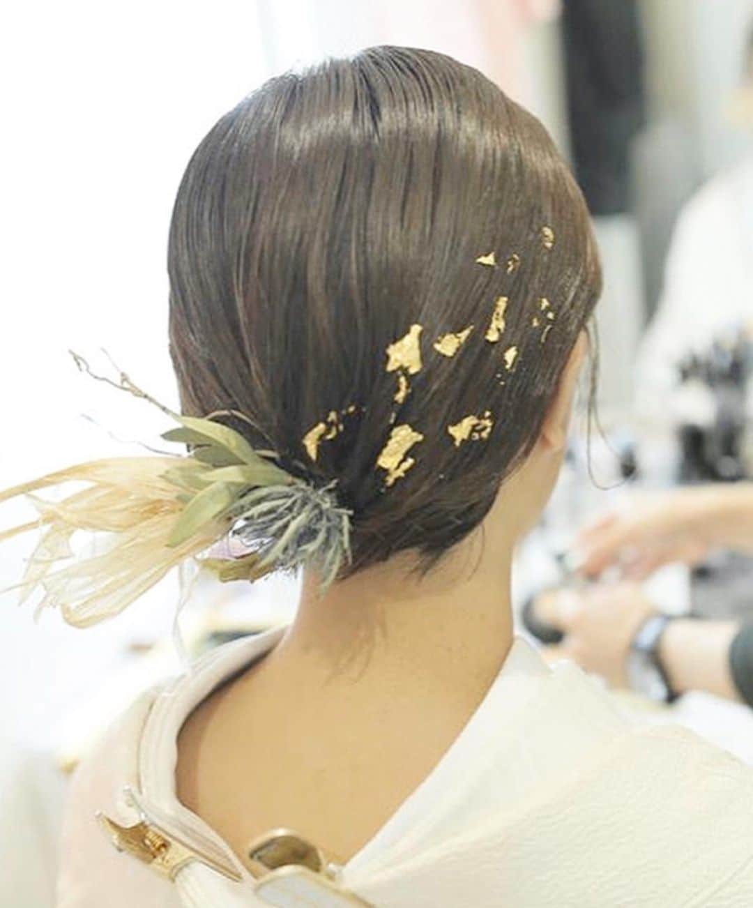 プレ花嫁の結婚式準備アプリ♡ -ウェディングニュースさんのインスタグラム写真 - (プレ花嫁の結婚式準備アプリ♡ -ウェディングニュースInstagram)「2020年大注目のヘアはこれ💛金箔を使ったオシャレヘア９選✨ . . ➸➸➸➸➸➸➸💒➸➸➸➸➸➸➸ 本当の料金がわかる✨ ウェディングニュース式場検索 👰 . アプリ： @weddingnews_editor web版： @weddingnews_concierge ➸➸➸➸➸➸➸➸➸➸➸➸➸➸➸➸ . . こちらのお写真は . ＠brillantmari さん @rina.hairmake_wedding さん @mona_immm さん @mi_kity62 さん @__yu.bride915 さん @aco___7 さん @mine.h_m さん @yzpn2__27 さん . からリグラムさせていただきました🌟ありがとうございました😊✨ . . 2020年はこれが流行る予感♩✨大注目の【金箔ヘア】💛 . 海外で生まれた #ファッション アイディアの1つで、キラキラした金箔はシンプルだけどしっかり存在感のあるオシャレヘアに仕上がります😍 . カバーはラフな #アップスタイル の片側サイドに金箔を散りばめた💛 . brillantmariさんのつくりだすおしゃれなニュアンスと、金箔の華やかさが組み合わさって、とても素敵ですよね💕 . 金箔ヘアは乗せ方や量によって雰囲気が変わるので、具体的なイメージをしっかり作っておくことがポイントです❣️ . 他のヘアも素敵なので、ぜひスワイプ👉🏻してみてくださいね✨ . . . ＼📷投稿お待ちしています／ . 花嫁はもちろん、業者さんも大歓迎✨ アナタのお写真をご紹介してもOKという方は、ぜひ #ウェディングニュース にお写真を投稿してください💕 . . ⬇︎関連アカウント⬇︎ . 🕊メインアカウント 【 @weddingnews_editor 】 . 💒インスタグラムで式場探し 【 @weddingnews_concierge 】 . 👰花嫁から式場探し 【 @weddingnews_brides 】 . . その他、編集部からの連絡専用 @weddingnews_contact や、スタッフ個人の連絡用として @WN_xxxx（xxxは個人名）があります💕 . . …………………………… ❤️ウェディングニュースとは？ …………………………… . 花嫁のリアルな”声”から生まれた、花嫁支持率No1✨スマホアプリです📱💕 . . 🌸知りたい… #結婚式準備 に役立つ記事を毎日150件配信中♩ . 🌸見たい… インスタの #ウェディング 系投稿TOP100が毎日チェックできる＊IG画像の複数ワード検索も可♩ . 🌸叶えたい… 式場をはじめとした  #結婚式 関連の予約サイトが大集合♩ . 🌸伝えたい… 自分の結婚式レポ『マイレポ』が簡単に作れる♩卒花嫁のレポが読める♩ . . @weddingnews_editor のURLからDLしてね✨ . . . #プレ花嫁 #結婚  #花嫁 #ウエディング  #プレ花嫁準備 #2020秋婚 #ブライダルヘア #ウェディングヘア #ヘアスタイル #ヘアアレンジ #成人式ヘア #金箔ヘア #金箔 #ヘアメイク #日本中のプレ花嫁さんとつながりたい #美容室 #二次会ヘア #和装ヘア #2020春婚 #ナチュラルウェディング #振袖ヘア #和婚 #ヘアセット」12月30日 22時19分 - weddingnews_editor