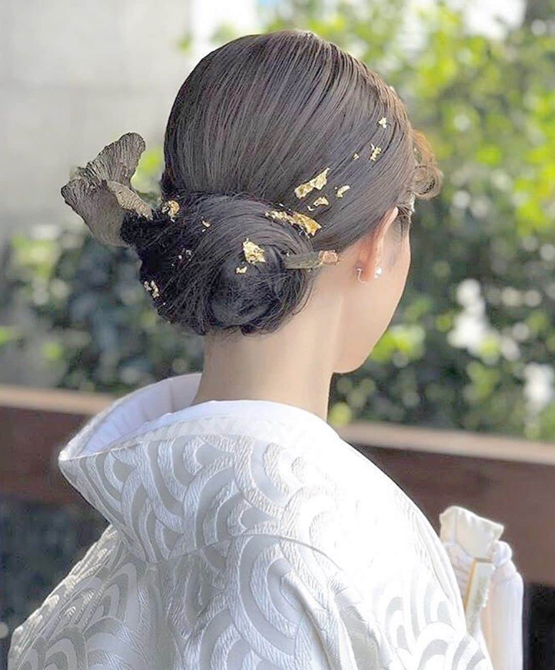 プレ花嫁の結婚式準備アプリ♡ -ウェディングニュースさんのインスタグラム写真 - (プレ花嫁の結婚式準備アプリ♡ -ウェディングニュースInstagram)「2020年大注目のヘアはこれ💛金箔を使ったオシャレヘア９選✨ . . ➸➸➸➸➸➸➸💒➸➸➸➸➸➸➸ 本当の料金がわかる✨ ウェディングニュース式場検索 👰 . アプリ： @weddingnews_editor web版： @weddingnews_concierge ➸➸➸➸➸➸➸➸➸➸➸➸➸➸➸➸ . . こちらのお写真は . ＠brillantmari さん @rina.hairmake_wedding さん @mona_immm さん @mi_kity62 さん @__yu.bride915 さん @aco___7 さん @mine.h_m さん @yzpn2__27 さん . からリグラムさせていただきました🌟ありがとうございました😊✨ . . 2020年はこれが流行る予感♩✨大注目の【金箔ヘア】💛 . 海外で生まれた #ファッション アイディアの1つで、キラキラした金箔はシンプルだけどしっかり存在感のあるオシャレヘアに仕上がります😍 . カバーはラフな #アップスタイル の片側サイドに金箔を散りばめた💛 . brillantmariさんのつくりだすおしゃれなニュアンスと、金箔の華やかさが組み合わさって、とても素敵ですよね💕 . 金箔ヘアは乗せ方や量によって雰囲気が変わるので、具体的なイメージをしっかり作っておくことがポイントです❣️ . 他のヘアも素敵なので、ぜひスワイプ👉🏻してみてくださいね✨ . . . ＼📷投稿お待ちしています／ . 花嫁はもちろん、業者さんも大歓迎✨ アナタのお写真をご紹介してもOKという方は、ぜひ #ウェディングニュース にお写真を投稿してください💕 . . ⬇︎関連アカウント⬇︎ . 🕊メインアカウント 【 @weddingnews_editor 】 . 💒インスタグラムで式場探し 【 @weddingnews_concierge 】 . 👰花嫁から式場探し 【 @weddingnews_brides 】 . . その他、編集部からの連絡専用 @weddingnews_contact や、スタッフ個人の連絡用として @WN_xxxx（xxxは個人名）があります💕 . . …………………………… ❤️ウェディングニュースとは？ …………………………… . 花嫁のリアルな”声”から生まれた、花嫁支持率No1✨スマホアプリです📱💕 . . 🌸知りたい… #結婚式準備 に役立つ記事を毎日150件配信中♩ . 🌸見たい… インスタの #ウェディング 系投稿TOP100が毎日チェックできる＊IG画像の複数ワード検索も可♩ . 🌸叶えたい… 式場をはじめとした  #結婚式 関連の予約サイトが大集合♩ . 🌸伝えたい… 自分の結婚式レポ『マイレポ』が簡単に作れる♩卒花嫁のレポが読める♩ . . @weddingnews_editor のURLからDLしてね✨ . . . #プレ花嫁 #結婚  #花嫁 #ウエディング  #プレ花嫁準備 #2020秋婚 #ブライダルヘア #ウェディングヘア #ヘアスタイル #ヘアアレンジ #成人式ヘア #金箔ヘア #金箔 #ヘアメイク #日本中のプレ花嫁さんとつながりたい #美容室 #二次会ヘア #和装ヘア #2020春婚 #ナチュラルウェディング #振袖ヘア #和婚 #ヘアセット」12月30日 22時19分 - weddingnews_editor