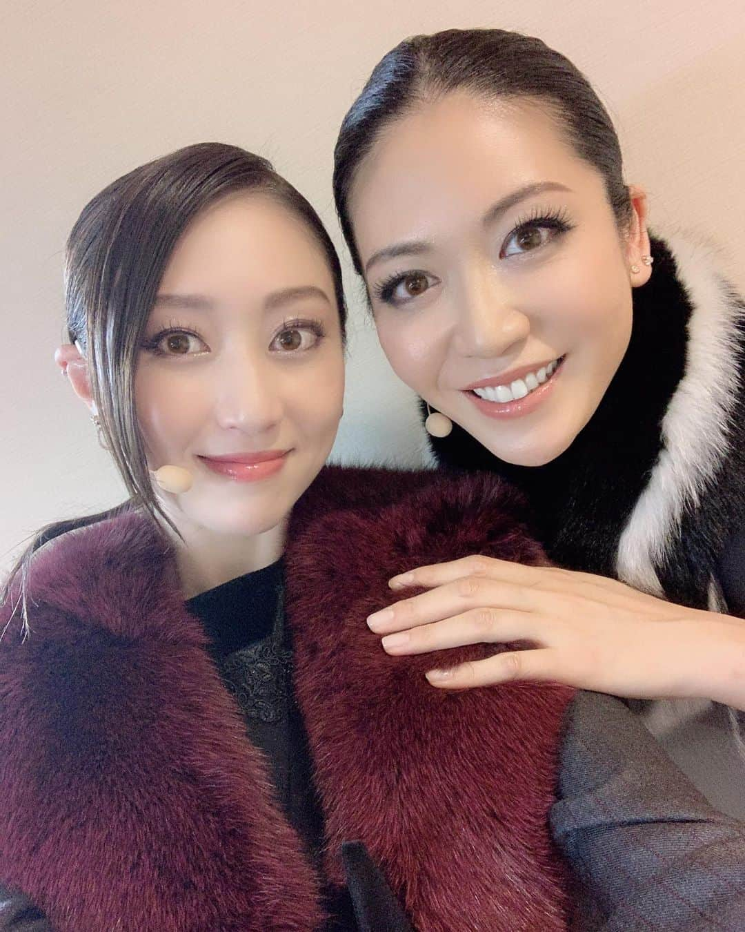 鳳翔大さんのインスタグラム写真 - (鳳翔大Instagram)「『ハートハート』より。  可愛い過ぎるしょうこさん😍 しょうこさんと踊ると途端に男役スイッチが入りました笑 何でしょう。。この可憐さと優美さは🌹 しょうこさんと踊れるなんて幸せな時間でした！  同期の彩音🎵やっぱり同期はいいねー！稽古場から仕切ってくれたり久々に沢山話せて楽しかった😆そして、この方も可憐過ぎる🌺  ともさん、安定の安心感…明日もよろしくお願いします😂笑笑  そして、今回みんなに宝塚時代からのお衣装部さんがペットボトルキャップを作ってくれました✨  あたすのは、どーれだ⁉️ また、ゆっくりブログに書くので見てね😍  #黒木瞳　さん #桜乃彩音 #悠未ひろ　さん」12月30日 22時21分 - dai_hosho_official