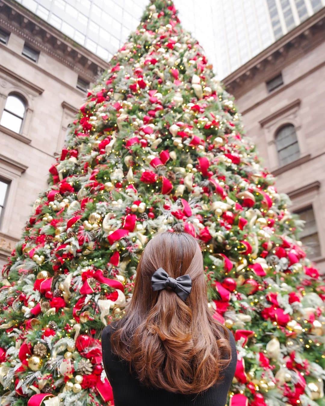田島知華さんのインスタグラム写真 - (田島知華Instagram)「【USA🇺🇸NewYork】I'm in NYC🗽 バルセロナから帰ってきて少ししか経っていませんが、実は数日前からニューヨークに来ています！ 2019年最後の旅は昨年と同じくこの街で。 日本はクリスマスが終わったらすぐにイルミネーションやツリーが見られなくなっちゃうけど、ニューヨークではまだまだ綺麗なクリスマスツリーをたくさん楽しめます♡ Copyright ©︎ TAJIHARU  PENTAX K-1 MarkⅡ  HD PENTAX-D FA 28-105mmF3.5-5.6ED DC WR _ #たじはるトリップ #TAJIHARU_usa #アメリカ #ニューヨーク #タイムズスクエア #ニューヨークパレスホテル #newyork #newyorkcity #nyc #ny #newyearseve #nyctrip #igersnyc #igersusa #topnewyorkphoto #newyorkpalace #lottenewyorkpalace #femmetravel #beautifulmatters #wonderful_places #beautifuldestinations #beautifulplace #earthpix #discoverglobe #discoverearth」12月30日 22時22分 - haruka_tajima