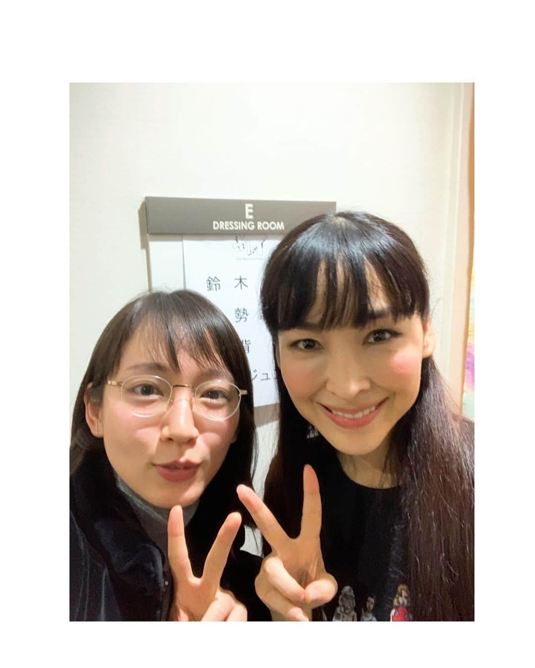 吉岡里帆さんのインスタグラム写真 - (吉岡里帆Instagram)「「キレイ－神様と待ち合わせした女－」 観劇納めです。 やっと観に行く事が出来ました。  観たい作品が沢山ありましたが、今月は時間が無く。 一作だけと考えたら、周りの方から絶対見た方が良いと言って貰った事もあり、2000年から上演され続けている「キレイ」になりました。  歴史がありますよね。 4回目の再演という事でワクワク止まらず静かに着席。  その後の時間は一瞬でした。 あまりに幸せで。 好きな人達が出ているとか、演出が松尾さんだからとか、生演奏だとか、阿部さんと皆川さんのキャラが面白いとか、理由は色々あるのですがシンプルに ストーリーに引き込まれて、3時間45分という時間があっという間で、ずっと心動かされました。 笑って泣いて気付いたら終わっていた様な気持ちです！  麻生さんと生田さんが演じられている "ケガレ"というキャラクターが 切なくて真っ直ぐで、幼くて、不器用で キレイという言葉がぴったりでした。 お二人共素敵でした。ほぅ  ケガレてミソガレて、ただただ毎日を何とか生きていく。それだけでキレイなんだよ、皆んな。 そんな力強く優しいメッセージを感じました。  観に行けて良かったです。心から 麻生さんと終演後沢山お喋り出来て 楽しかったです、えぇもうウキウキタイムでした♡ 時効警察の写真を久しぶりに載せておきます。 お気に入りの2ショットです。笑  鈴木杏さんにもやっと初対面出来ました♡嬉しかった 満たされ過ぎた舞台観劇でした。  #キレイ #観劇 #時効警察  #麻生さんが大好き」12月30日 22時23分 - riho_yoshioka