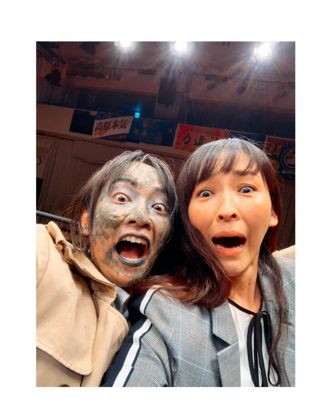 吉岡里帆さんのインスタグラム写真 - (吉岡里帆Instagram)「「キレイ－神様と待ち合わせした女－」 観劇納めです。 やっと観に行く事が出来ました。  観たい作品が沢山ありましたが、今月は時間が無く。 一作だけと考えたら、周りの方から絶対見た方が良いと言って貰った事もあり、2000年から上演され続けている「キレイ」になりました。  歴史がありますよね。 4回目の再演という事でワクワク止まらず静かに着席。  その後の時間は一瞬でした。 あまりに幸せで。 好きな人達が出ているとか、演出が松尾さんだからとか、生演奏だとか、阿部さんと皆川さんのキャラが面白いとか、理由は色々あるのですがシンプルに ストーリーに引き込まれて、3時間45分という時間があっという間で、ずっと心動かされました。 笑って泣いて気付いたら終わっていた様な気持ちです！  麻生さんと生田さんが演じられている "ケガレ"というキャラクターが 切なくて真っ直ぐで、幼くて、不器用で キレイという言葉がぴったりでした。 お二人共素敵でした。ほぅ  ケガレてミソガレて、ただただ毎日を何とか生きていく。それだけでキレイなんだよ、皆んな。 そんな力強く優しいメッセージを感じました。  観に行けて良かったです。心から 麻生さんと終演後沢山お喋り出来て 楽しかったです、えぇもうウキウキタイムでした♡ 時効警察の写真を久しぶりに載せておきます。 お気に入りの2ショットです。笑  鈴木杏さんにもやっと初対面出来ました♡嬉しかった 満たされ過ぎた舞台観劇でした。  #キレイ #観劇 #時効警察  #麻生さんが大好き」12月30日 22時23分 - riho_yoshioka